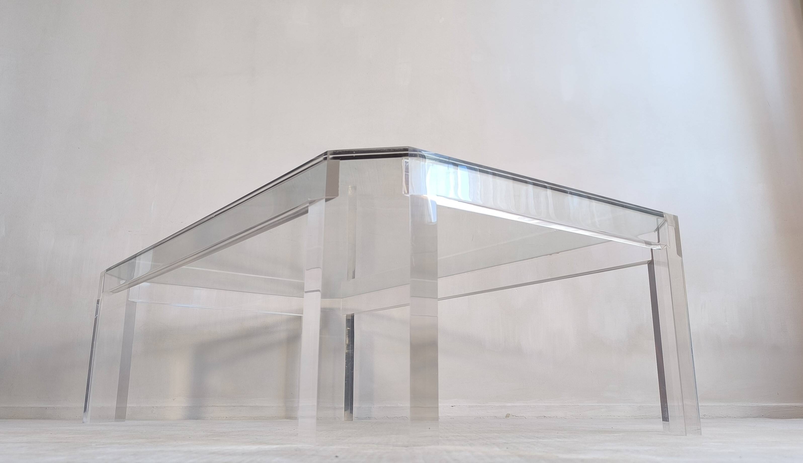 Superb coffee table in Altuglas and glass – signed by Marc Micoud, circa 1970.