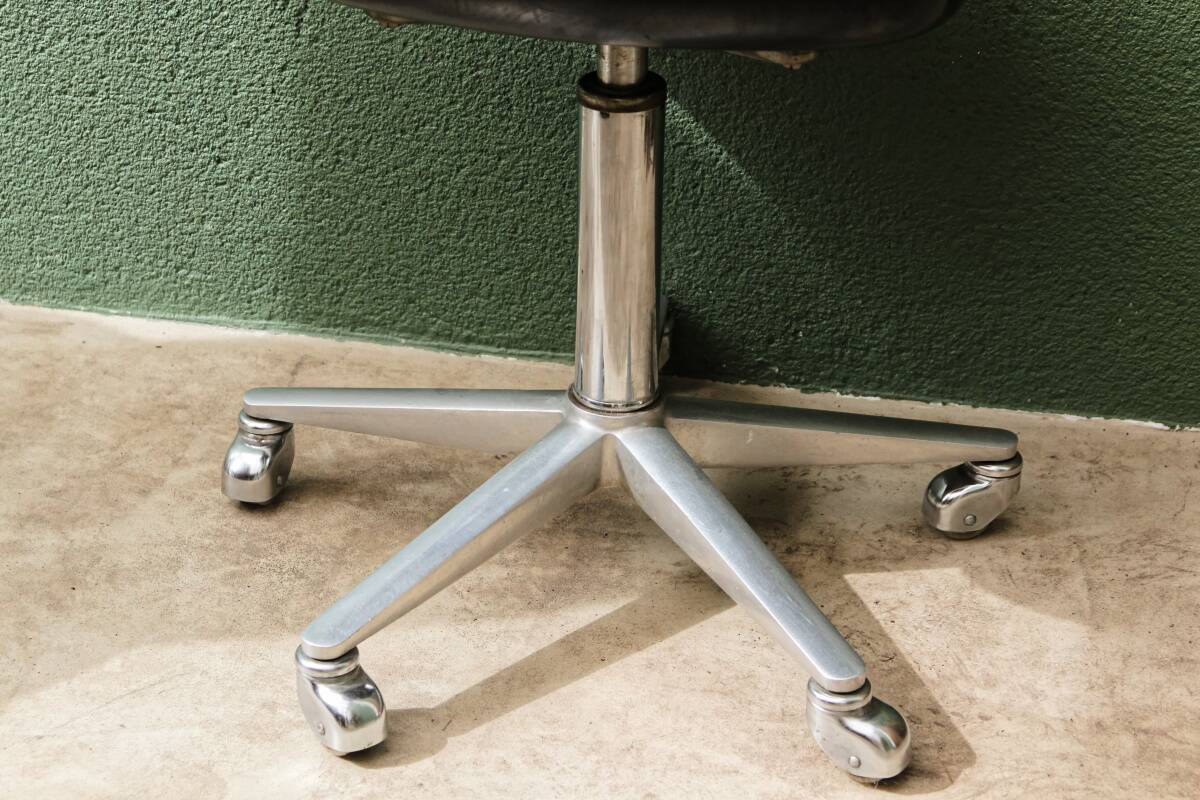Wilkhahn swivel office chair, 1970s, chrome metal and leather