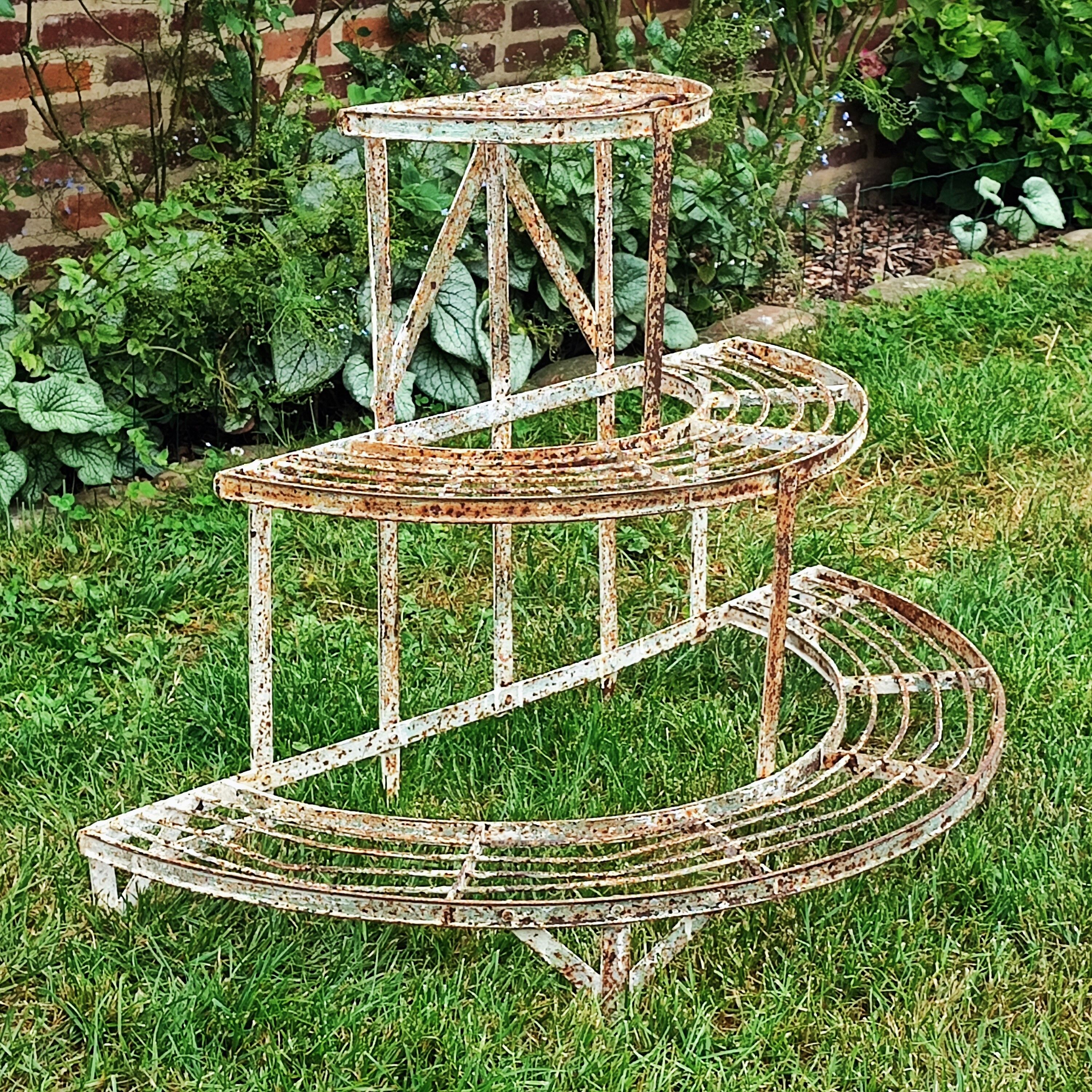 Half-moon plant holder