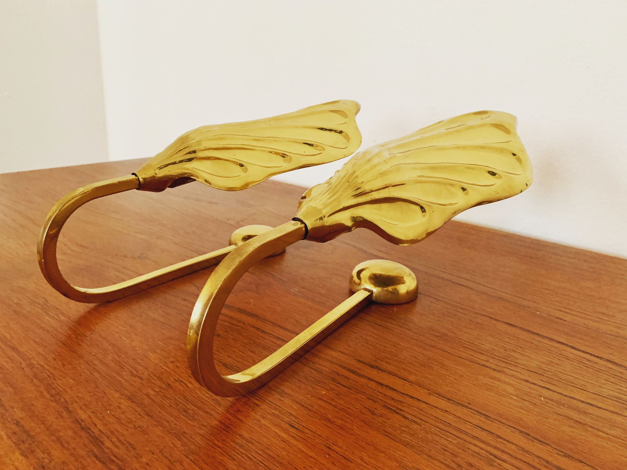 Set of 2 italian Mid Century Modern brass leaf shaped wall lamps by Tommaso Barbi