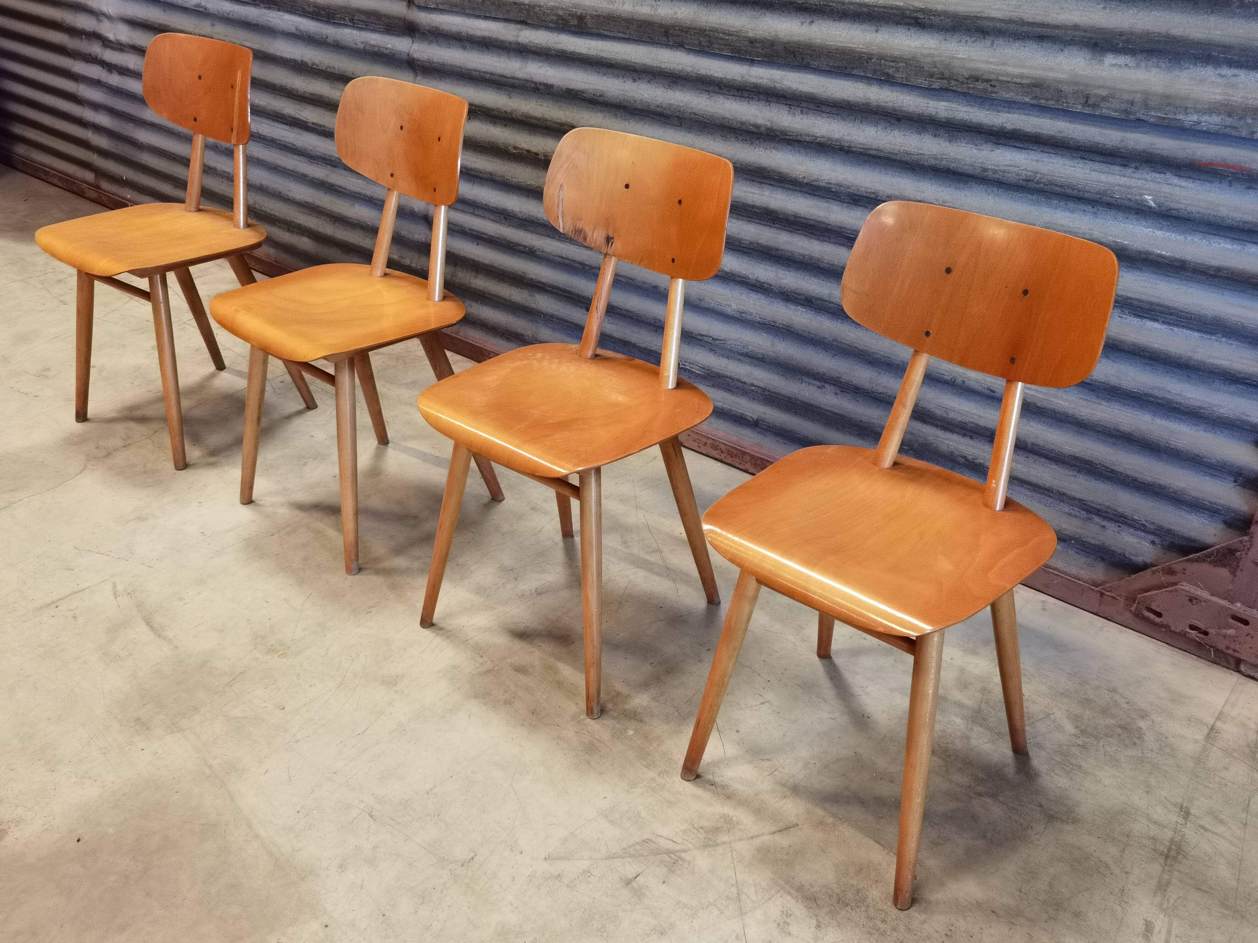 Set de 4 chaises éditée par ton 1960