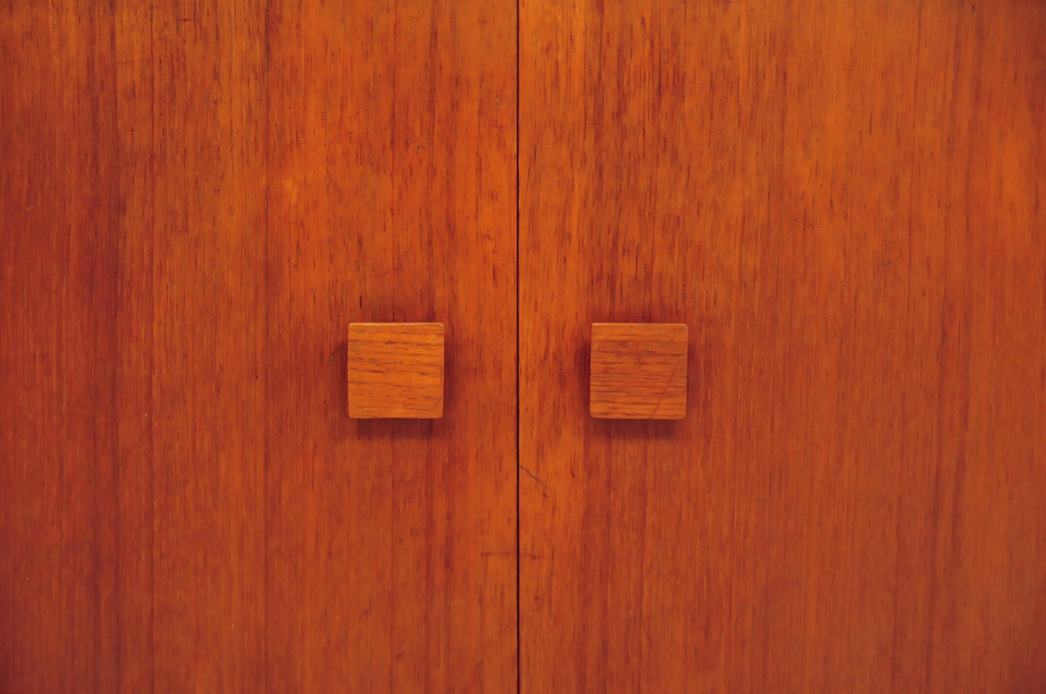 Cabinet en teck vintage avec poignées carrées