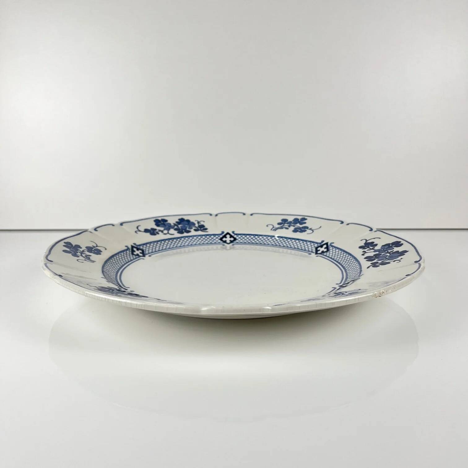 Round plate Terre de Fer KG Lunéville, model "Jane", blue, 1890-1915