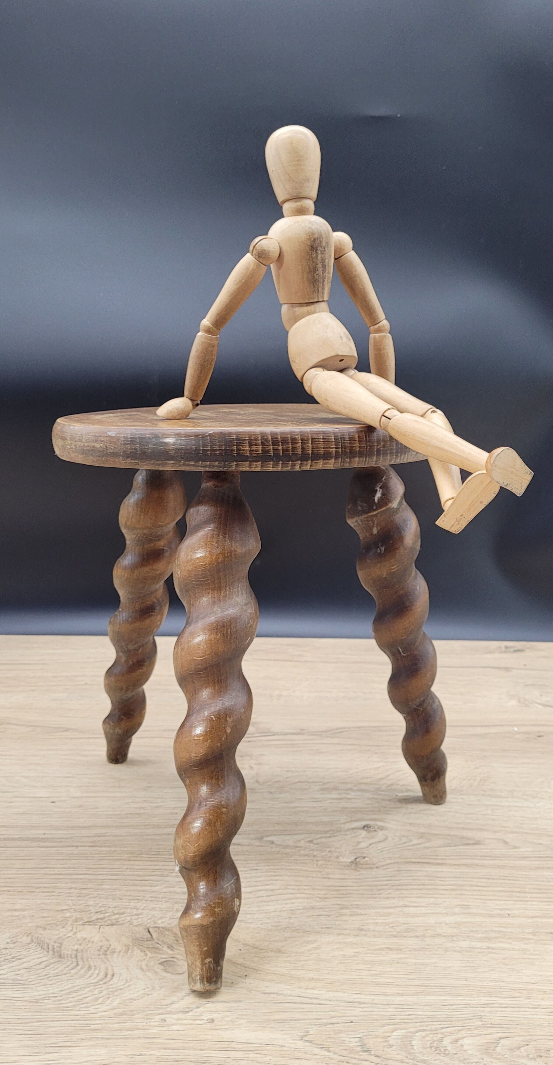 Tripod stool twisted feet