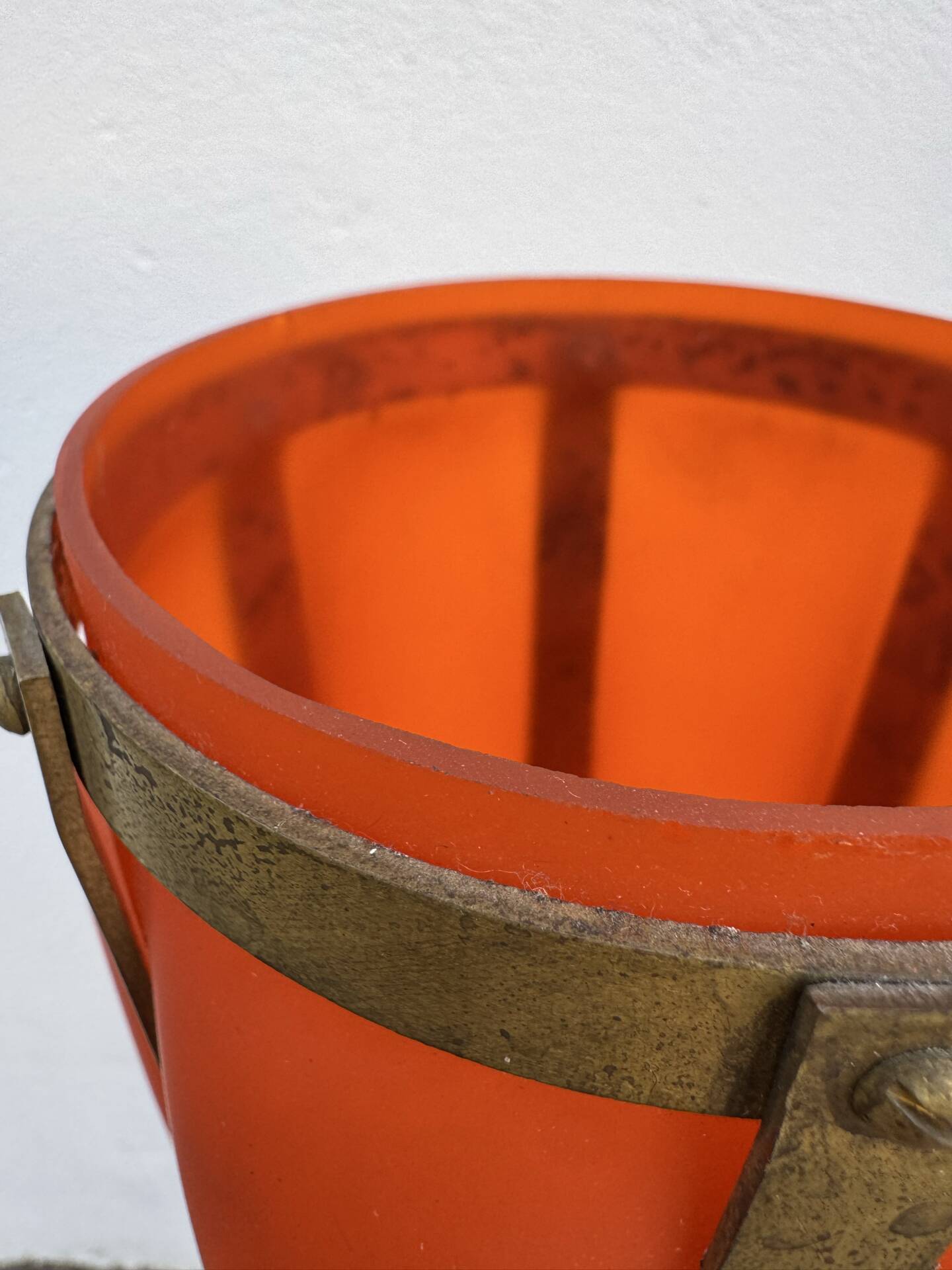 Vase à monture pâte de verre laiton années 60