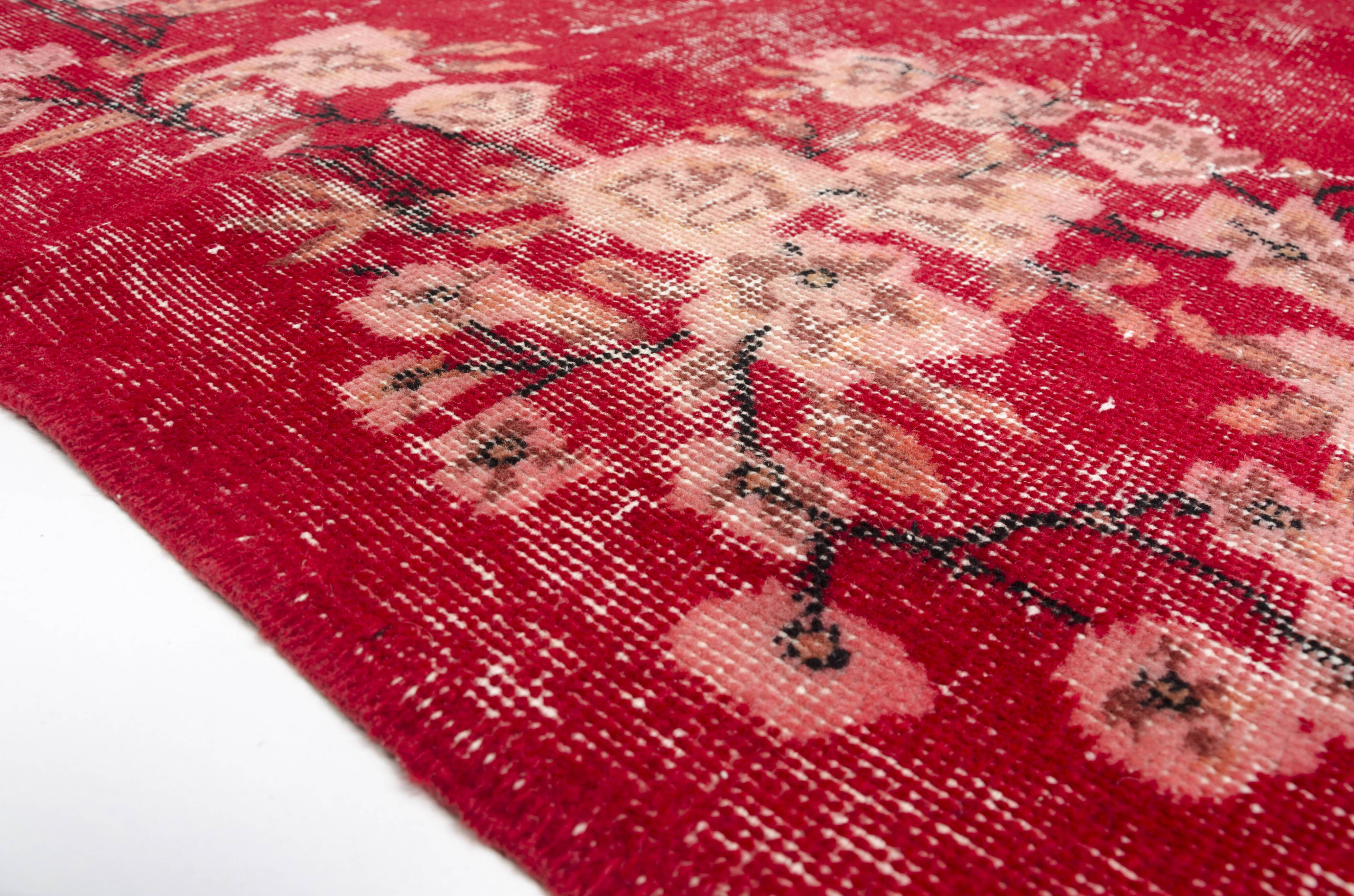 Tapis rouge turc vintage à motif floral