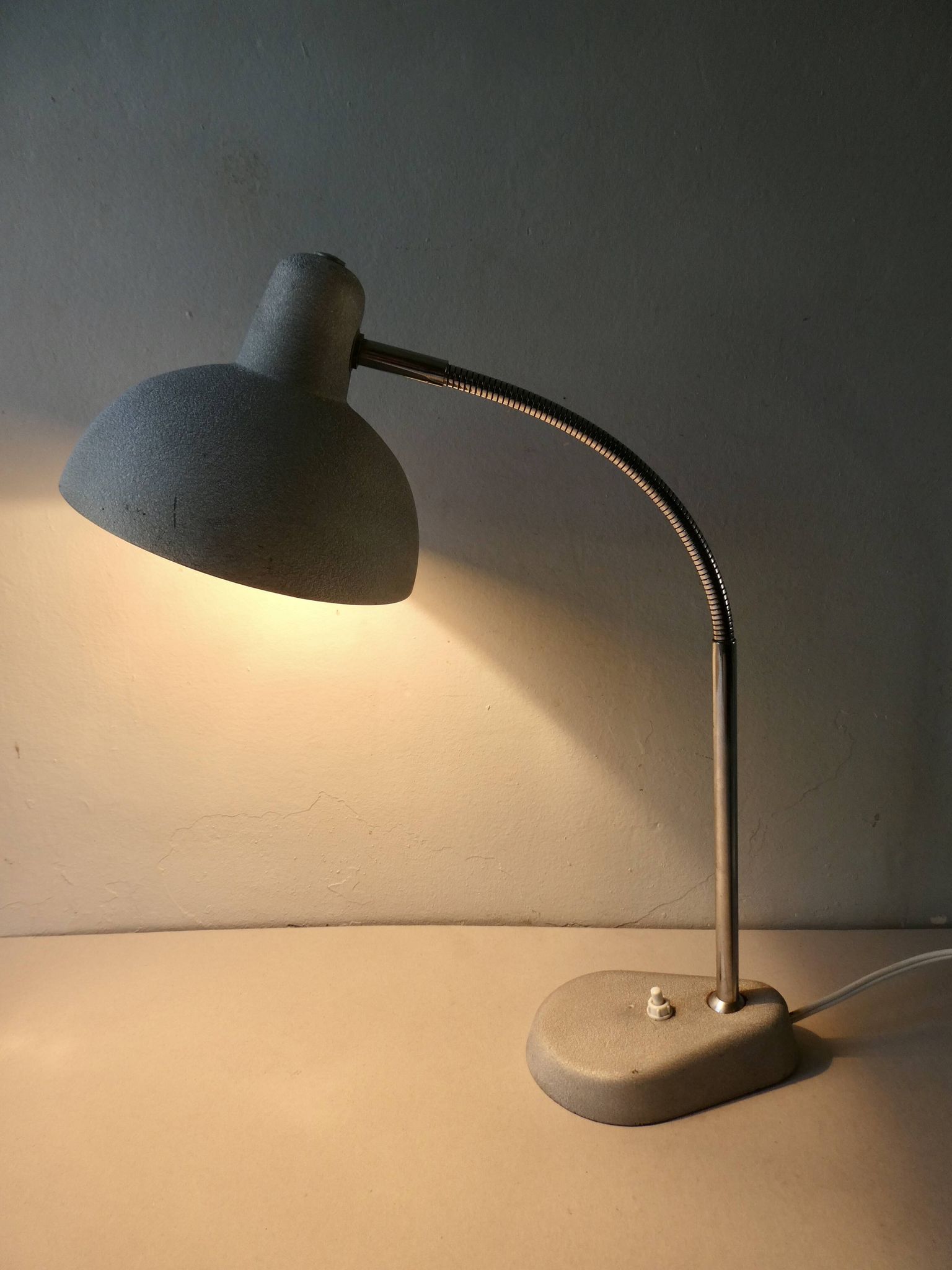 Lampe articulée Aluminor,  en métal gris clair des années 50