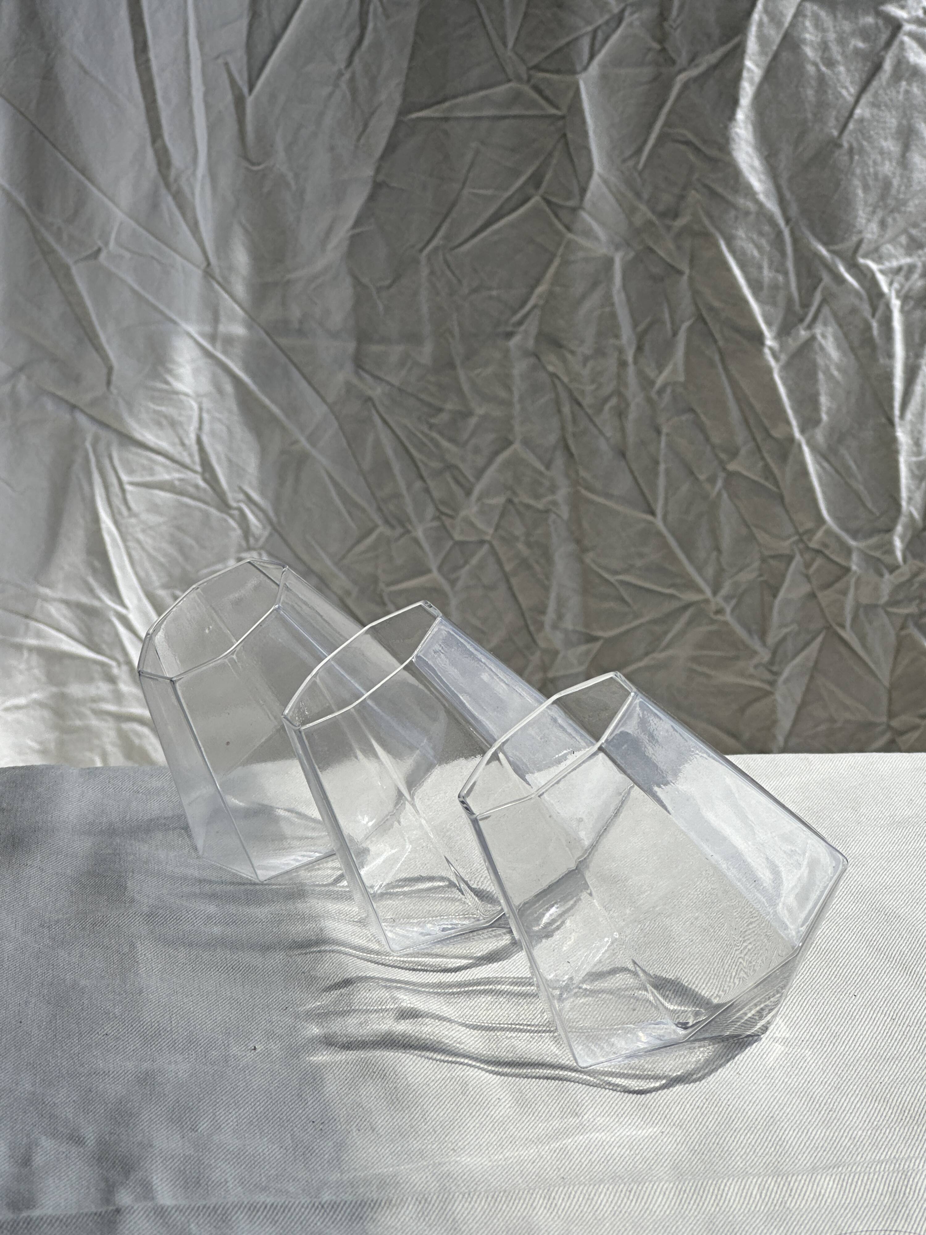 Small geometric carafe with diamond-shaped stopper and its 4 glasses