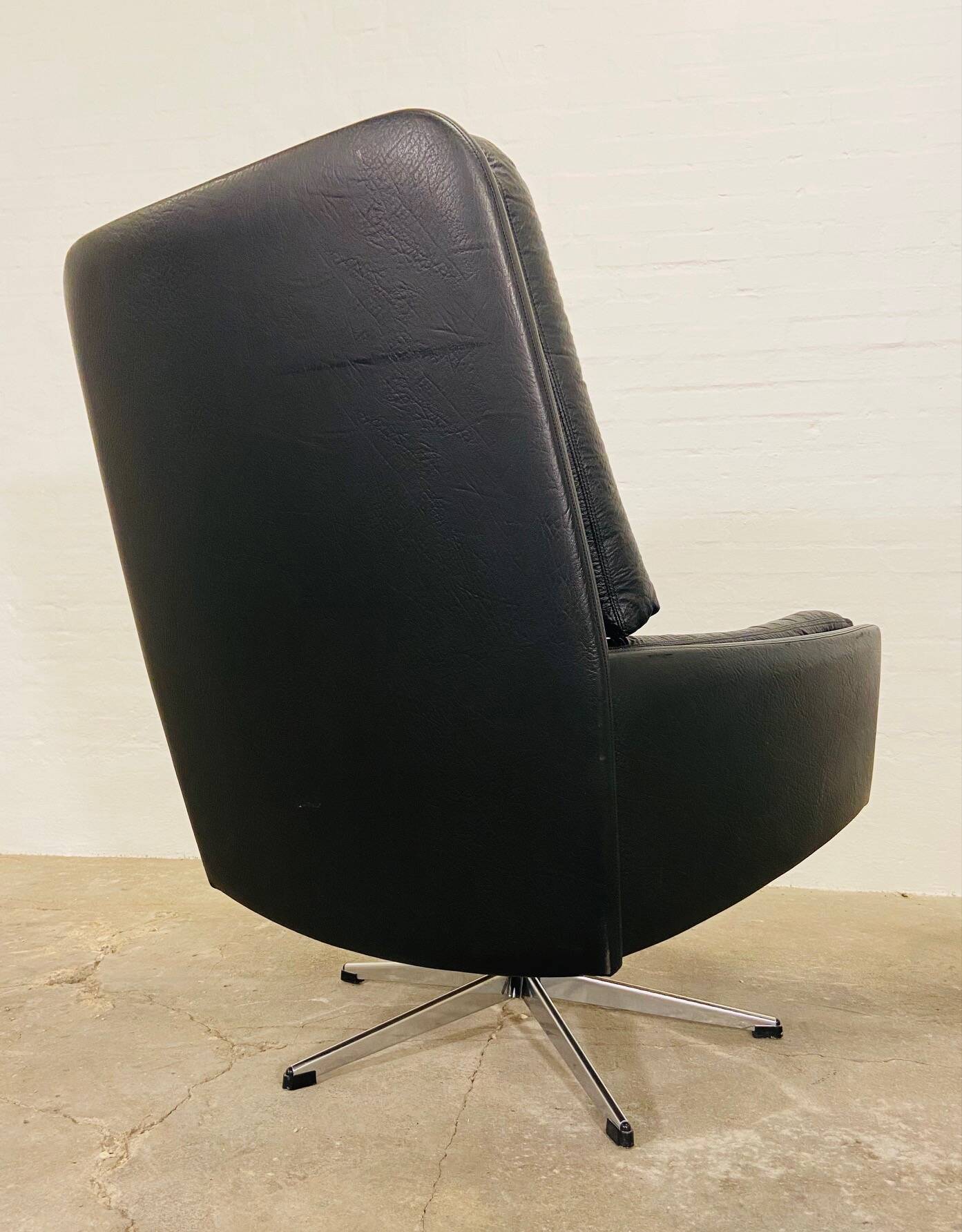 VINTAGE DANISH MID-CENTURY SVEND SKIPPER SWIVEL CHAIR IN BLACK LEATHER
