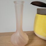 Petit vase en verre rose
