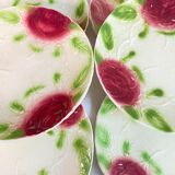 Dabbling plates decorated with roses