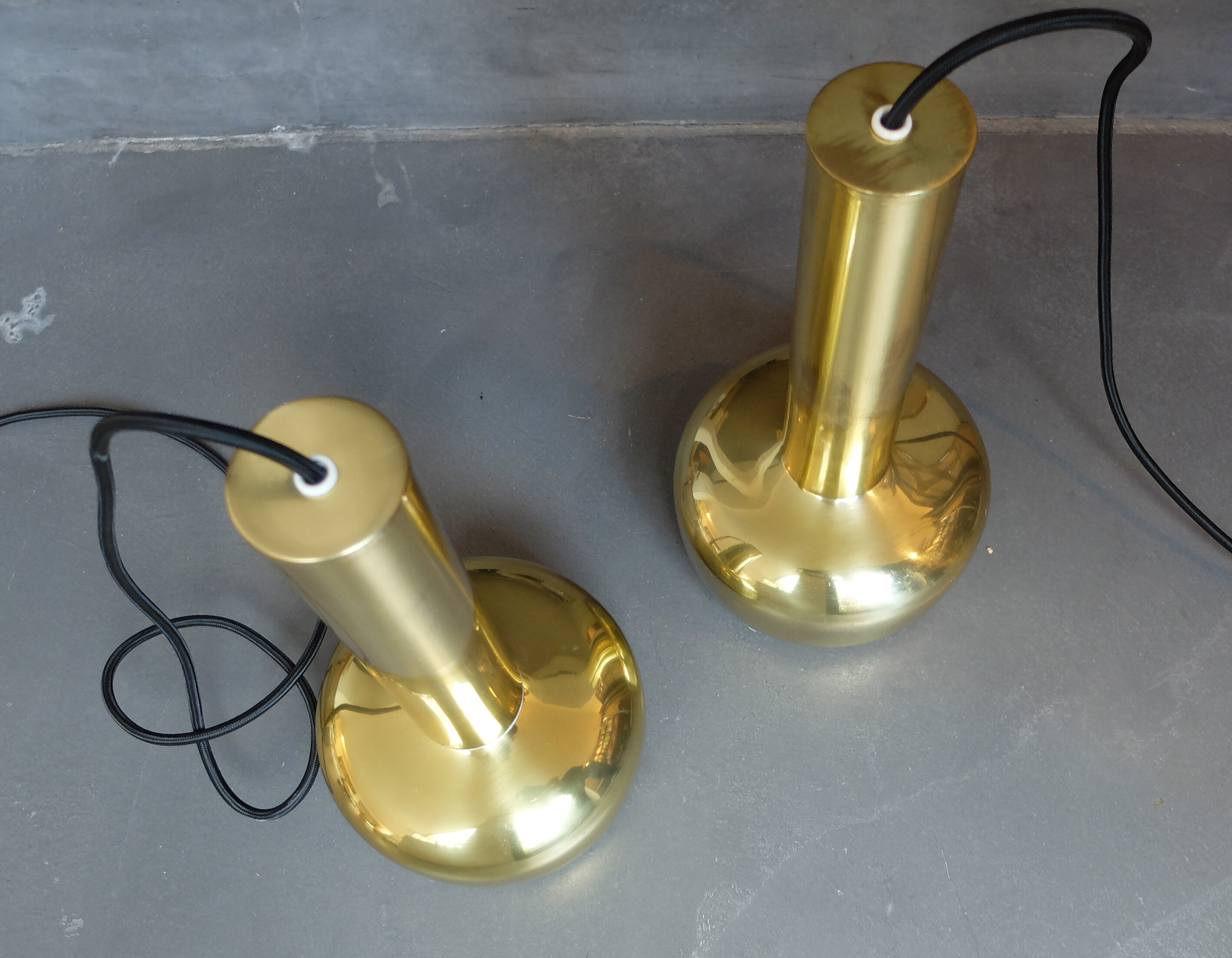 Pair pendants "Guldpendel" in brass design Vilhelm Lauritzen Louis Poulsen, Denmark