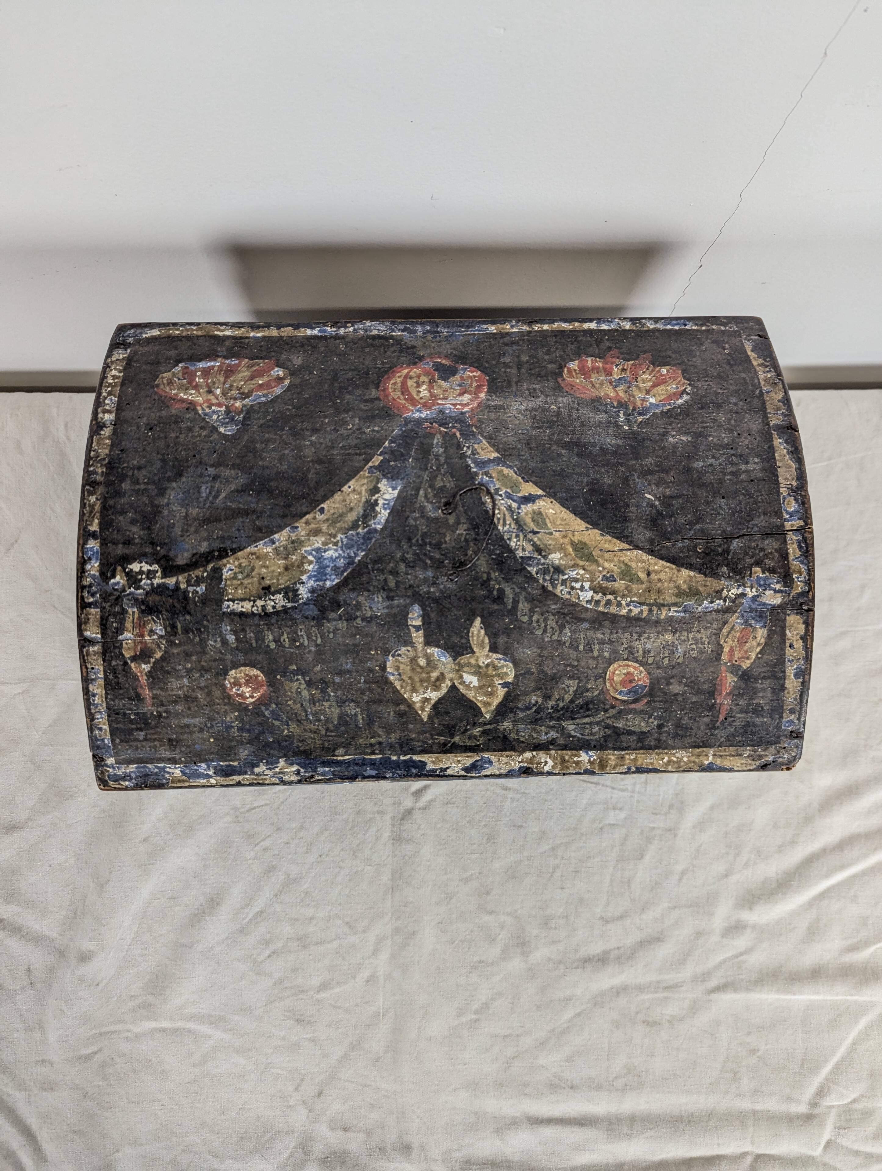 Small Norman wedding chest from the 19th century.
