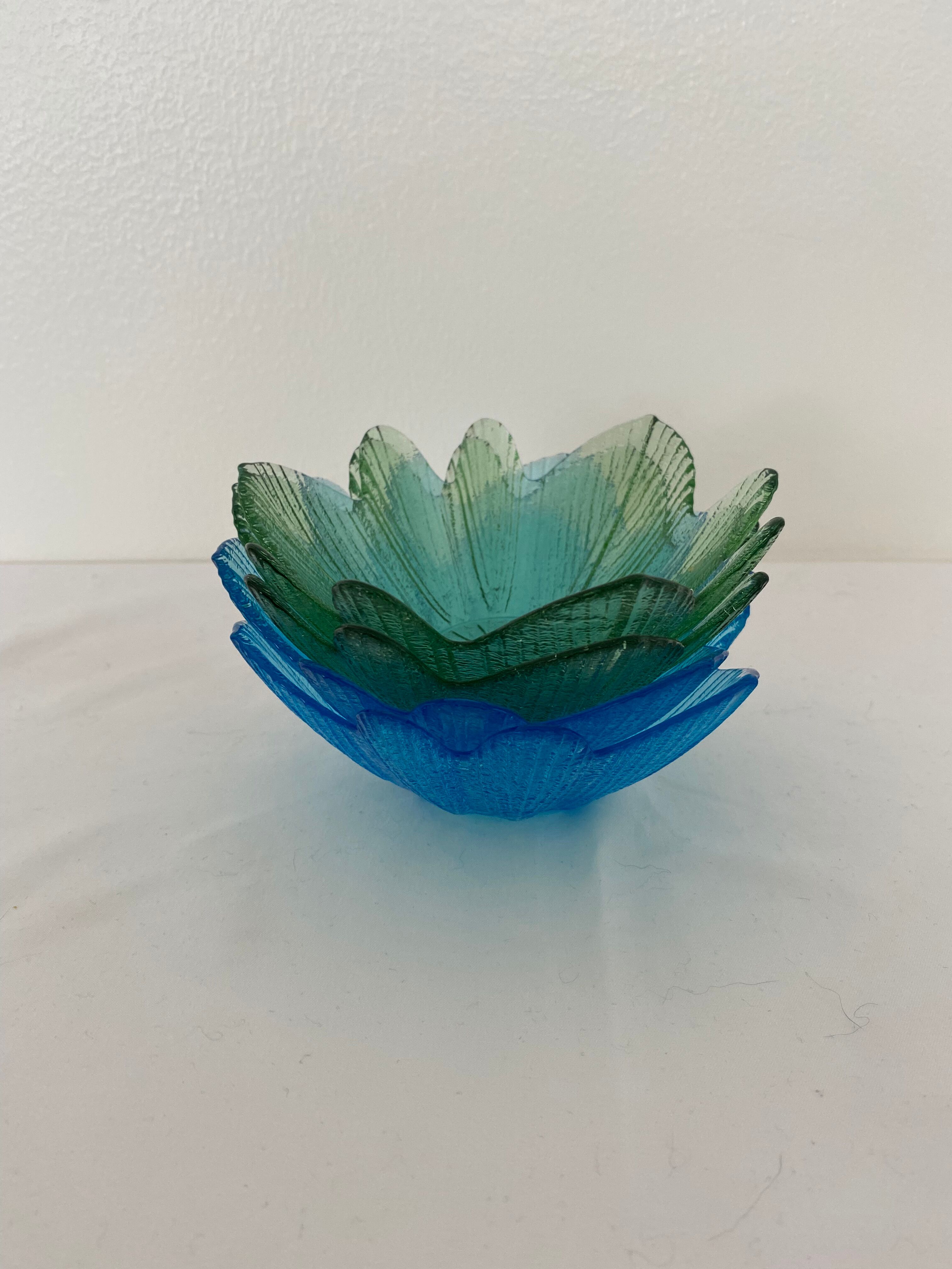 Lot of 4 glass cups in flower shape