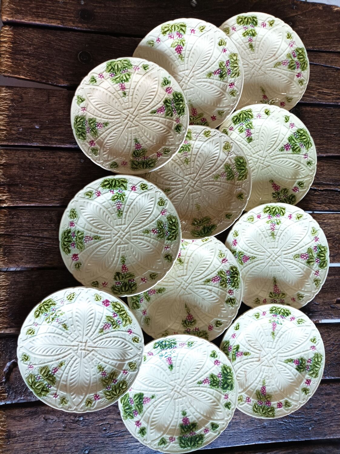 11 dessert plates in slip decorated with grapes Les salins