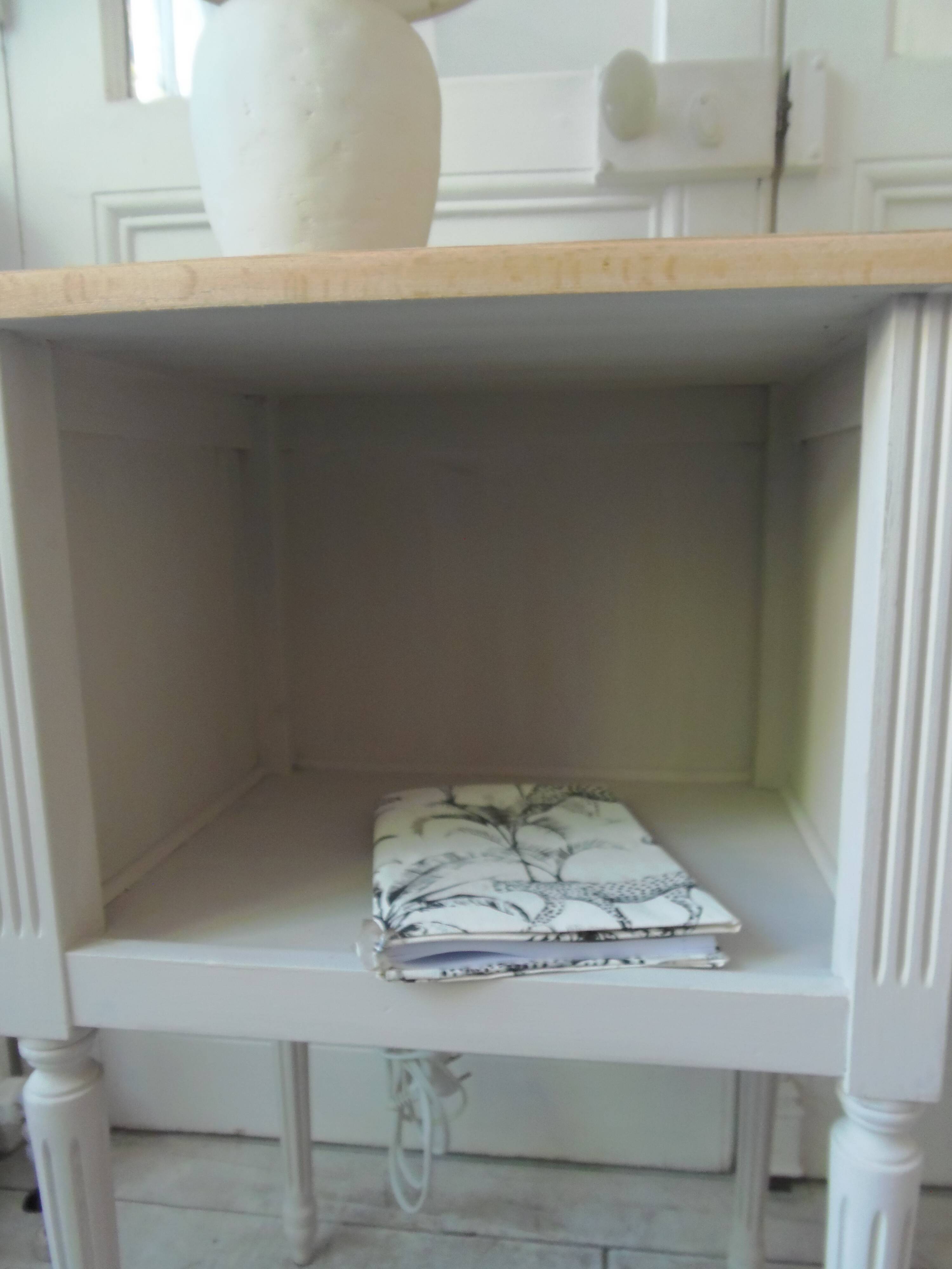 Pair of bedside tables, end tables re-enchanted in pearl gray, wooden top.