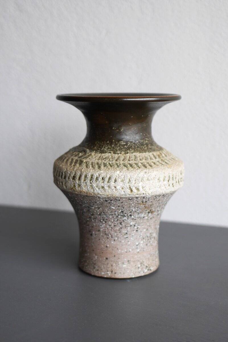 Brutalist ceramic vase in Scandinavian modernist style from the mid-century by Thomas Hellström for Nittsjö, Sweden.