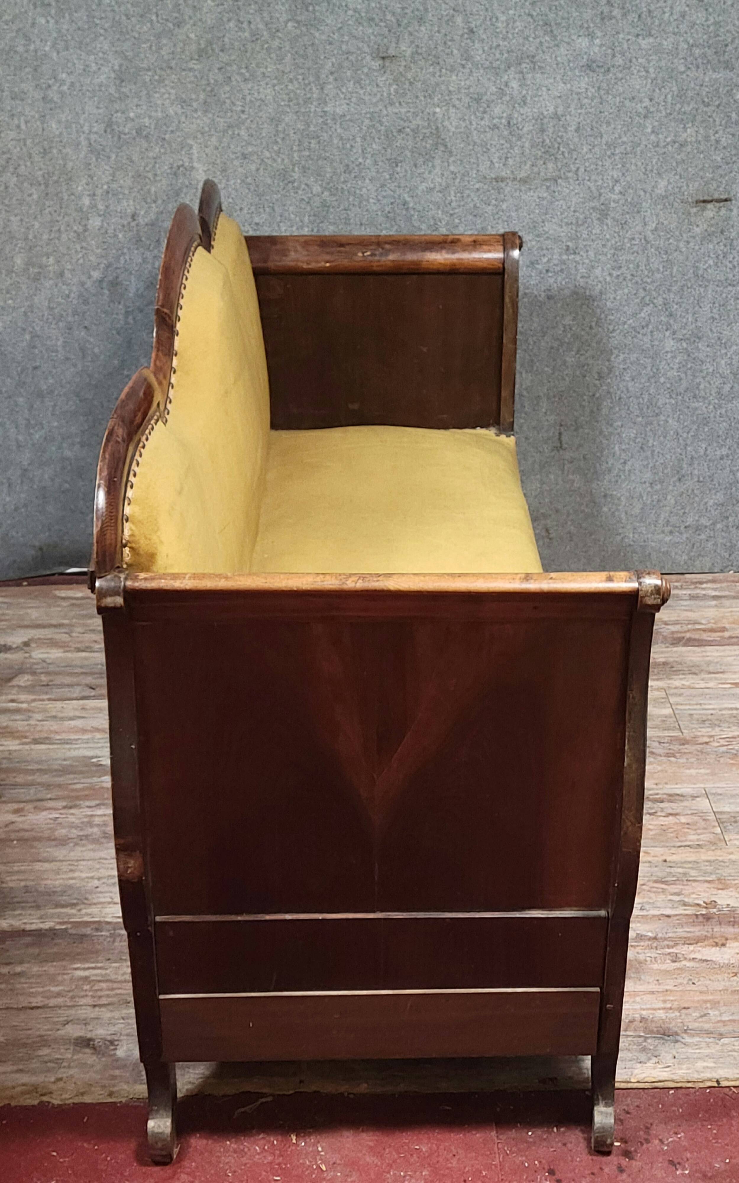 Canapé ancien en noyer massif d'époque Louis Philippe