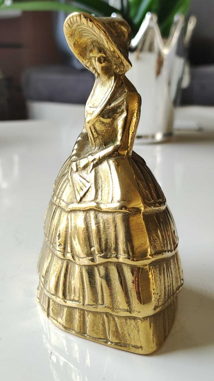 Ancienne cloche de table/ou Décoration en bronze à patine Dorée. Femme victorienne en robe crinoline