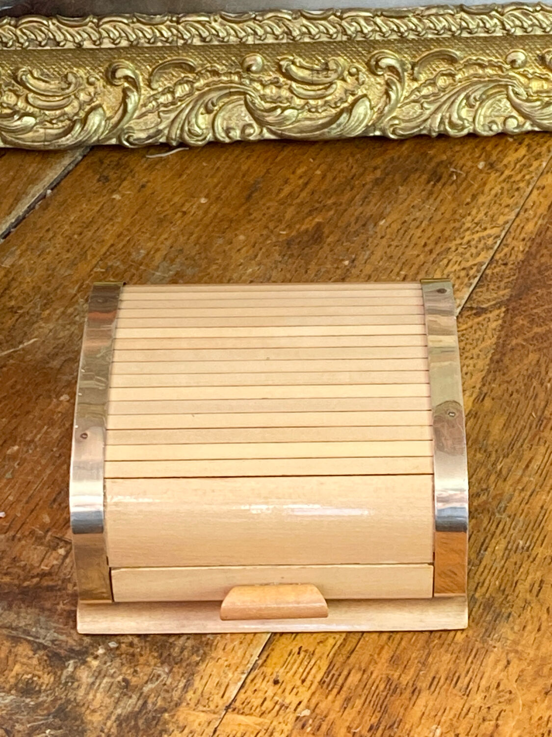 Sliding lid cigarette or cigarillo box