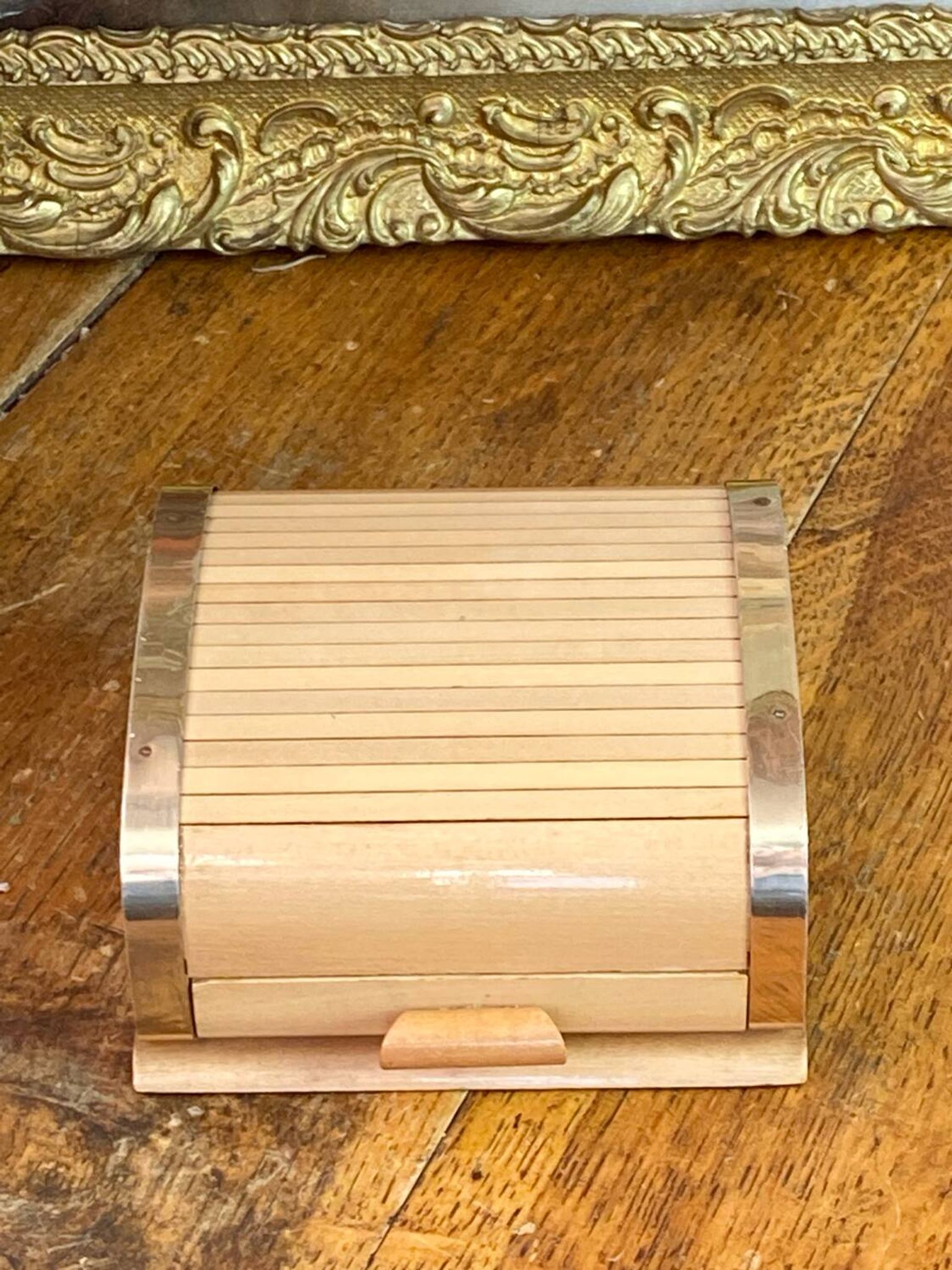 Boîte à cigarettes ou cigarillos à clapet coulissant