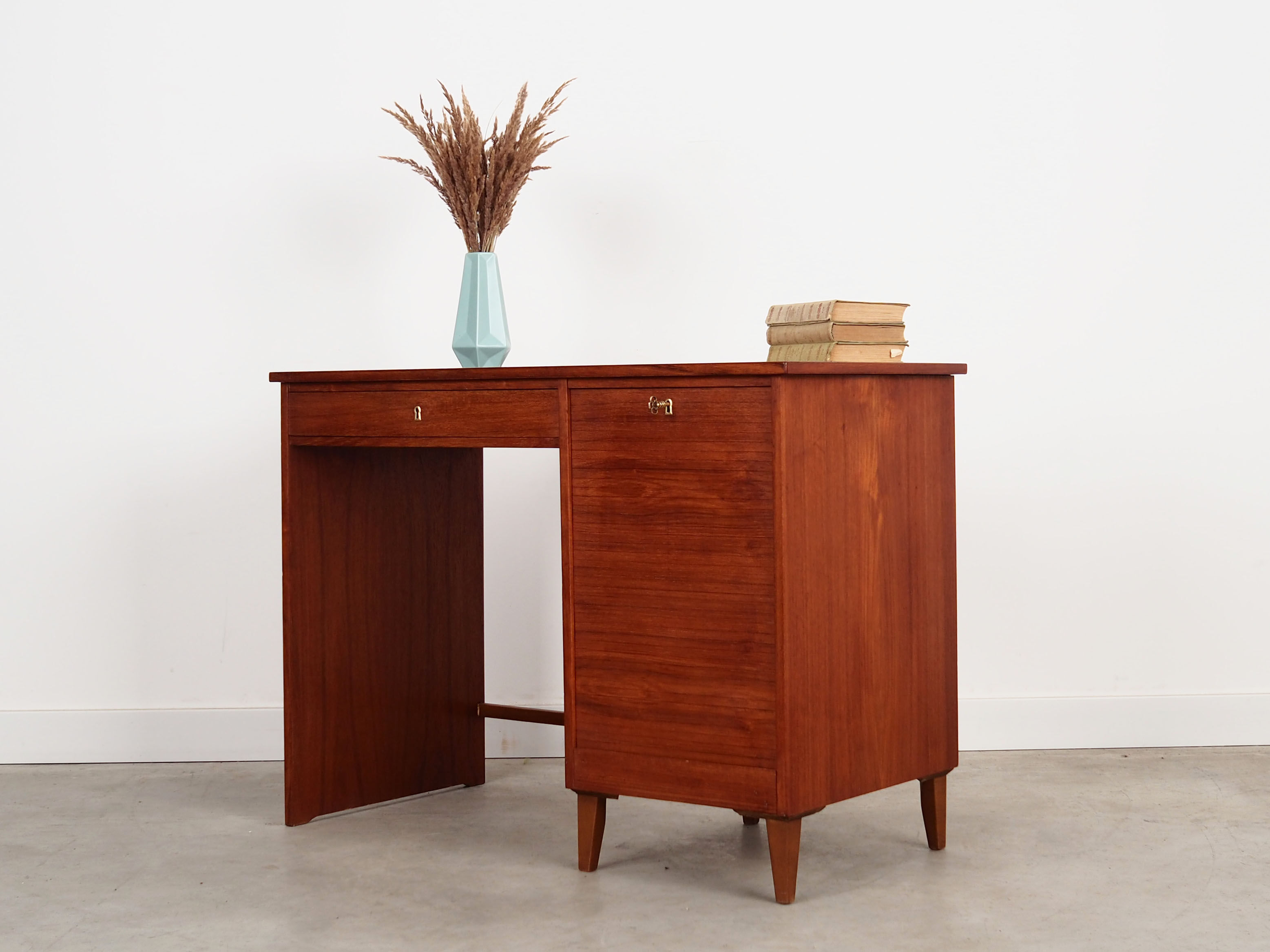 Bureau en teck, design danois, années 1960, production: Danemark