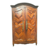 Armoire Louis XV a chapeau de gendarme en merisier massif XVIII siècle