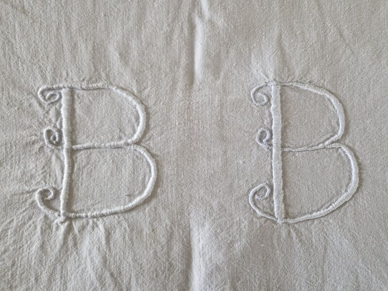 Old linen sheet - Encrypted BB - With openwork edging and lace on the bottom - Dimensions: 300x220cm