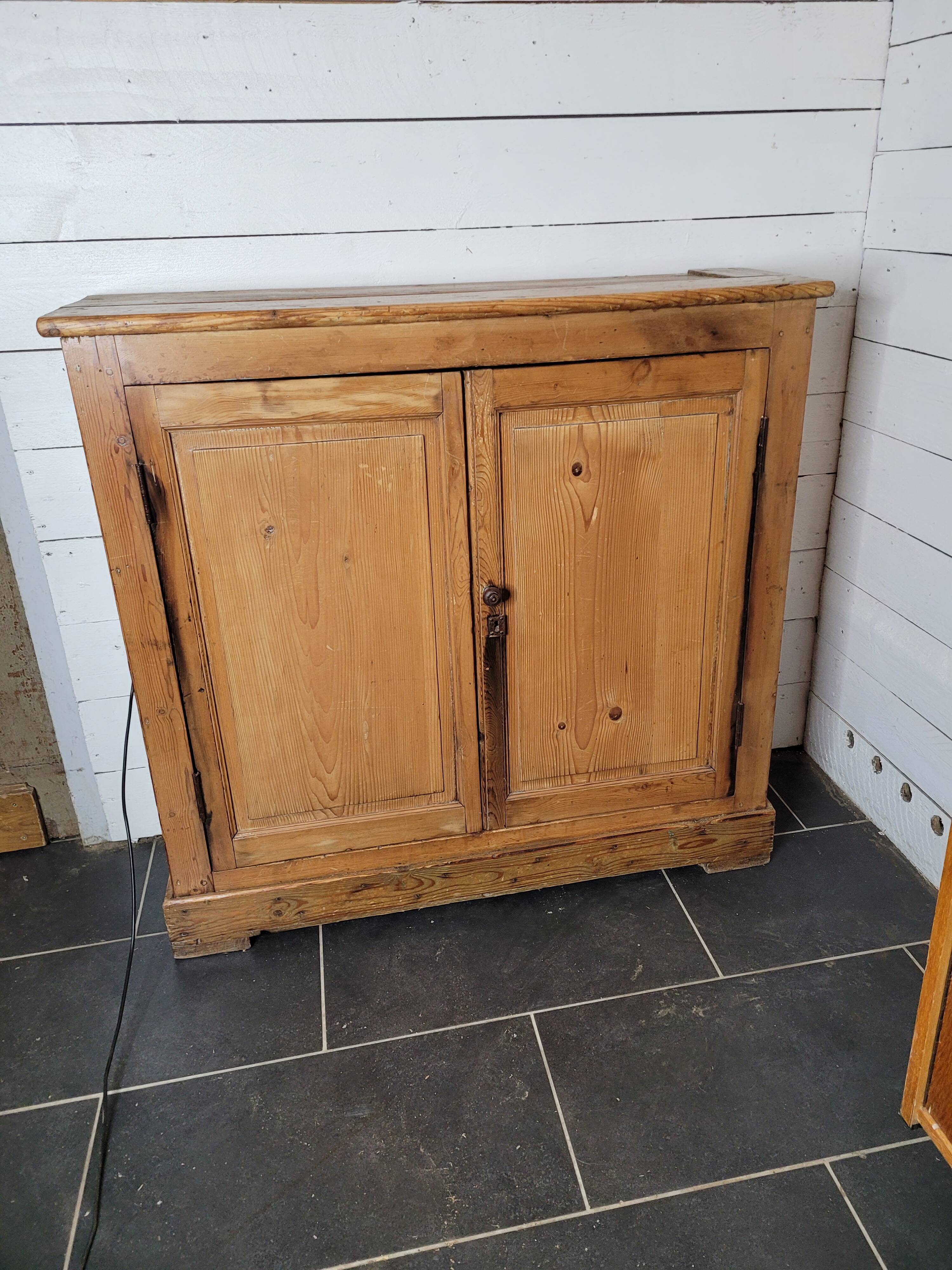 Old 2-door fir sideboard, 104×31cms