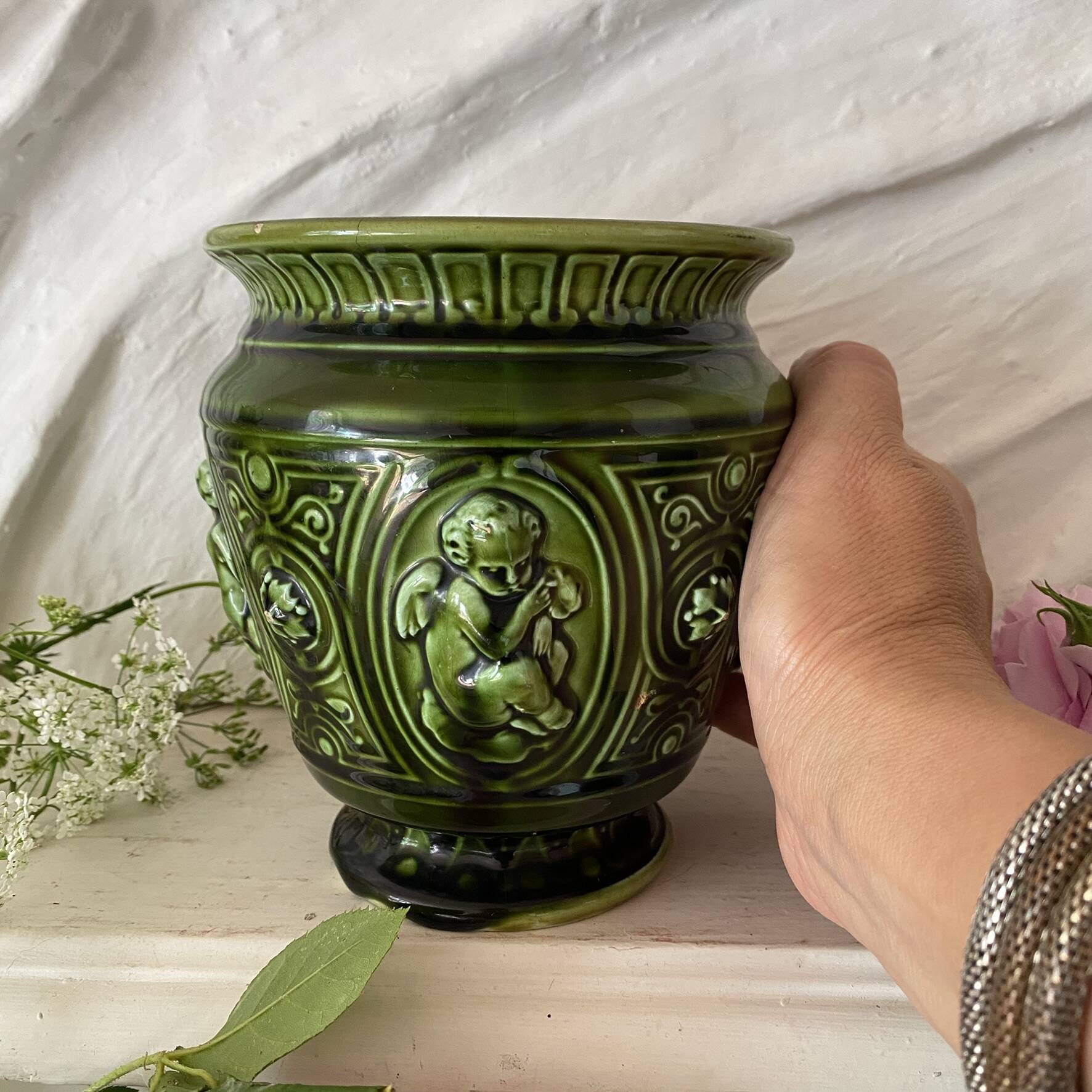 Planter pot in earthenware with cherubs