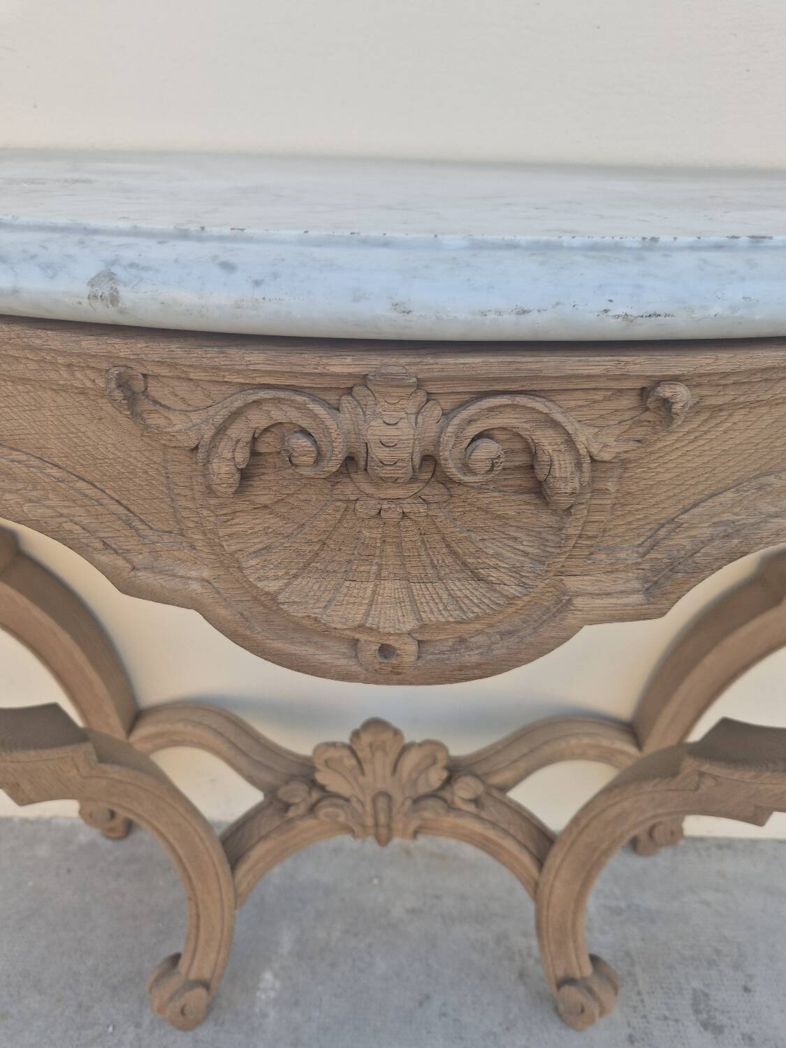 Louis XV curved console in solid oak, 18th century, decorated