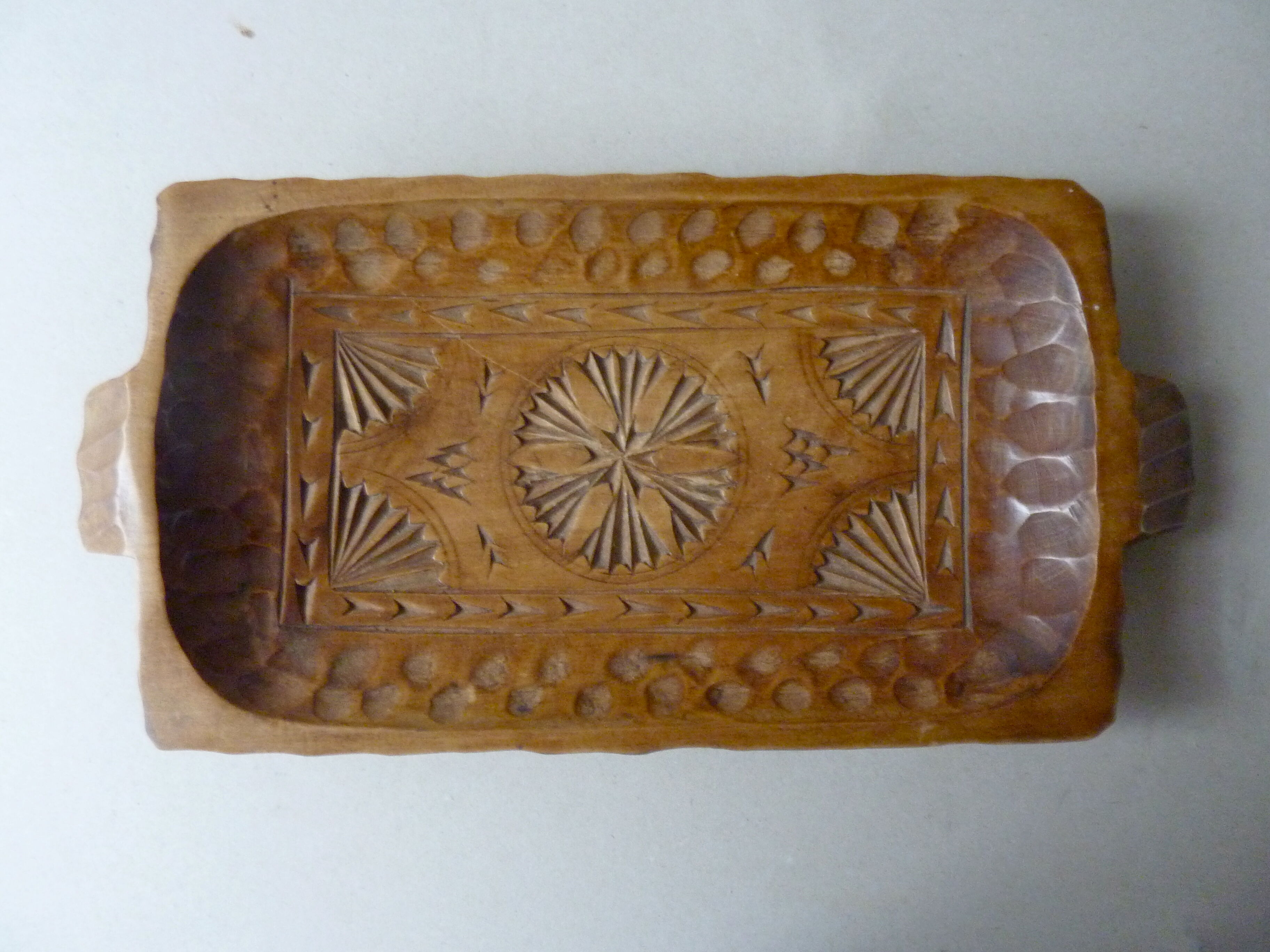 Bread basket, wood carved with gouge, Mountain