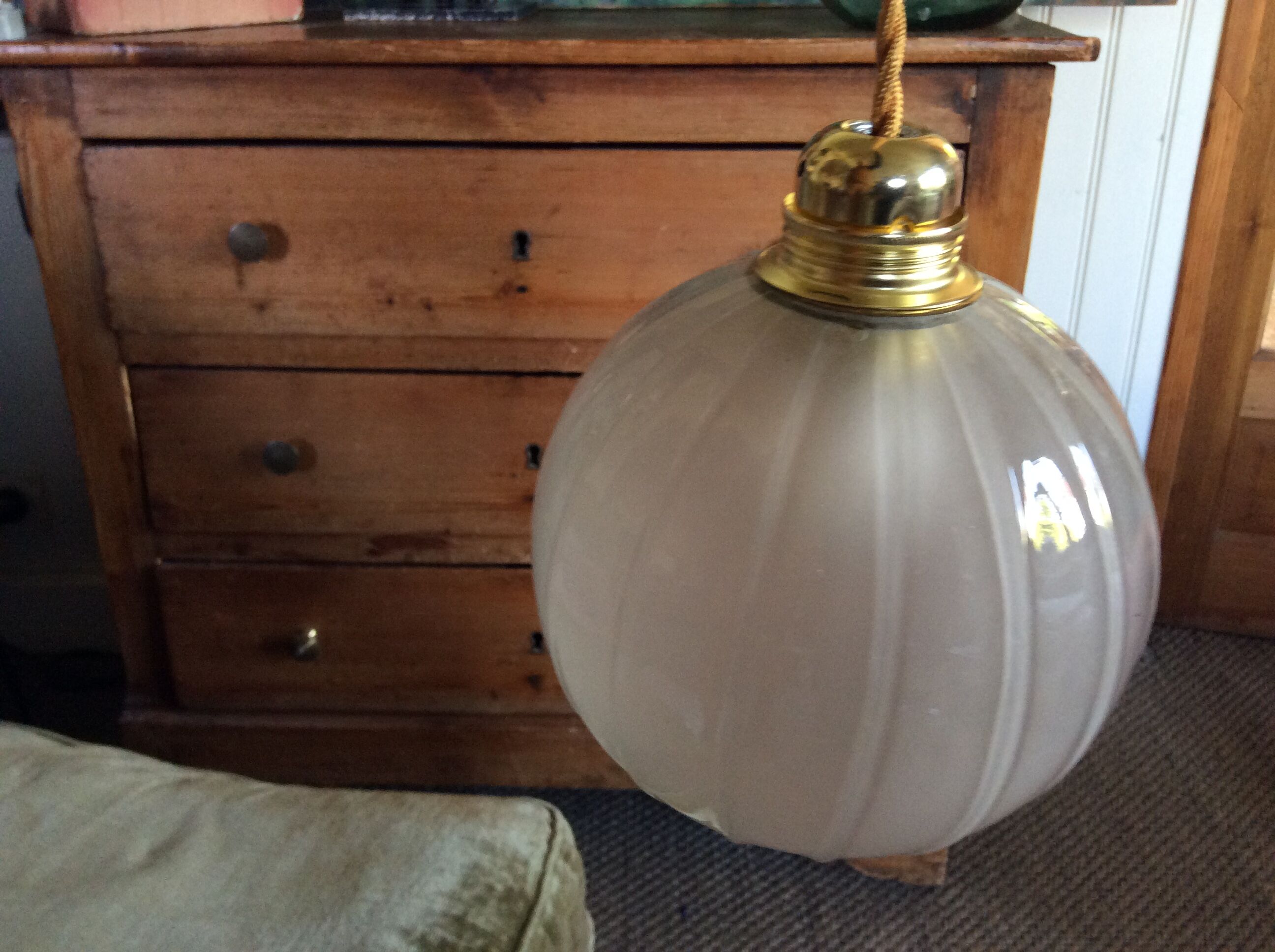 Glass ball suspension