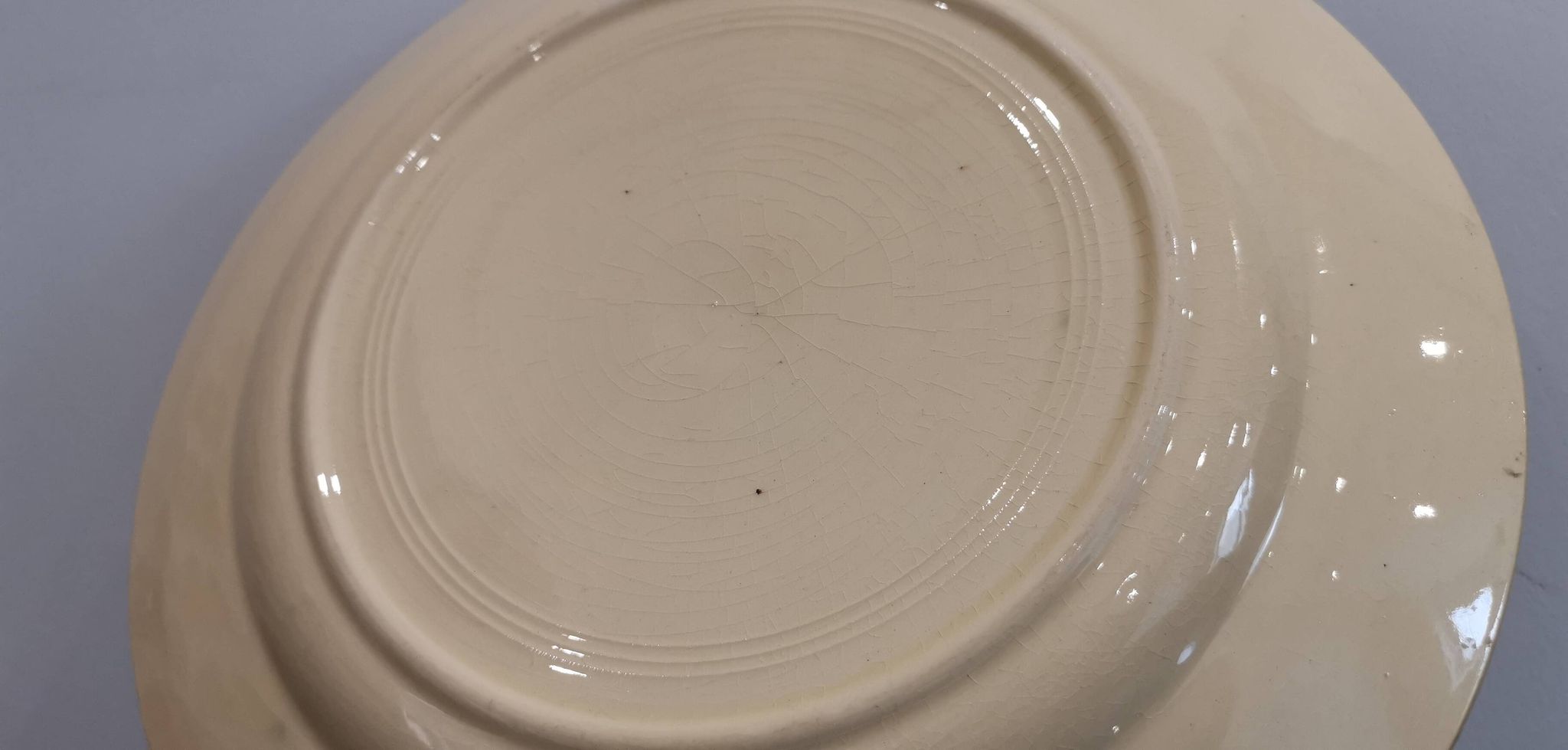 Ancien plat en faïence Terre de fer, peint à la main