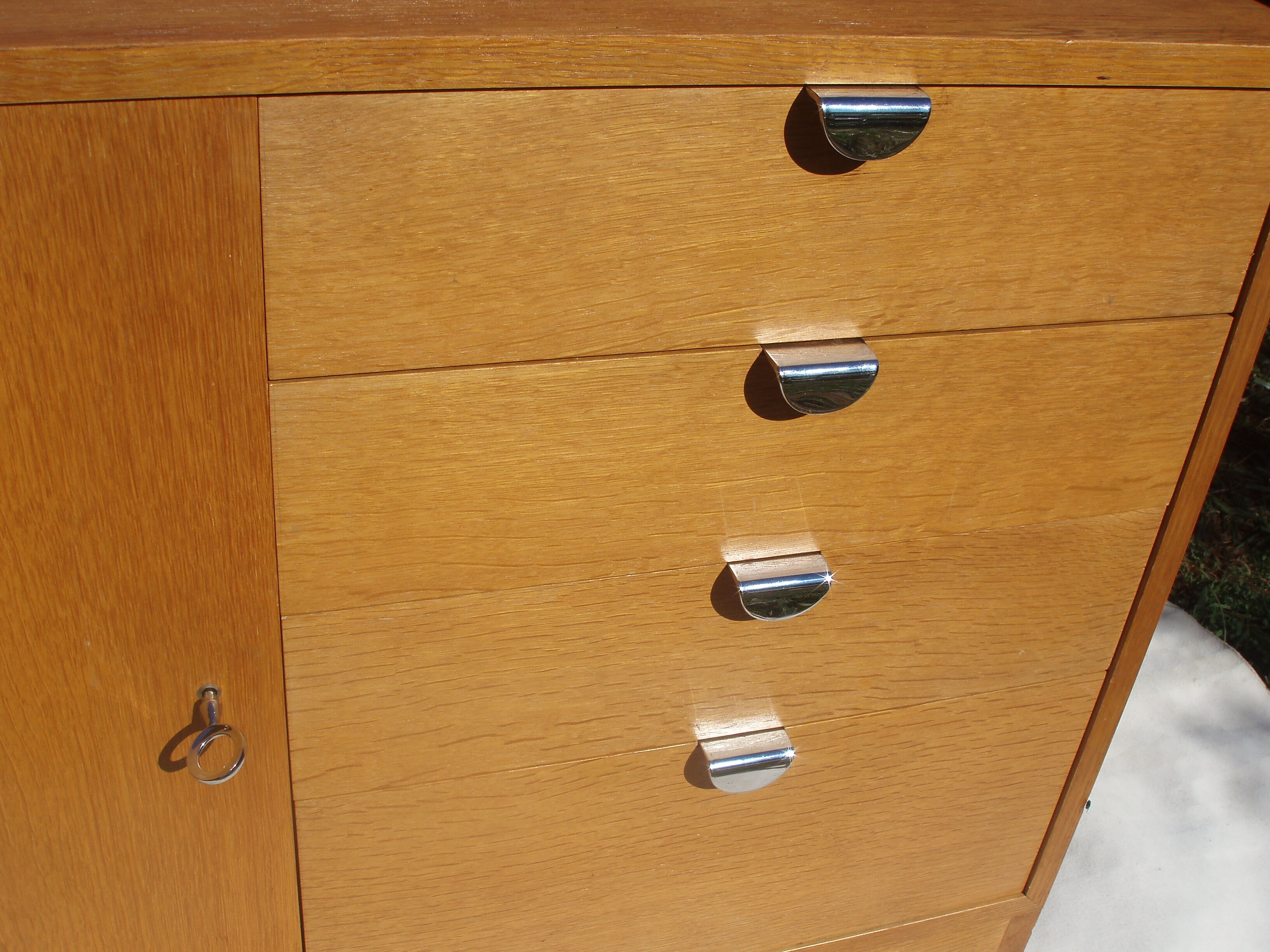 Oak chest of drawers