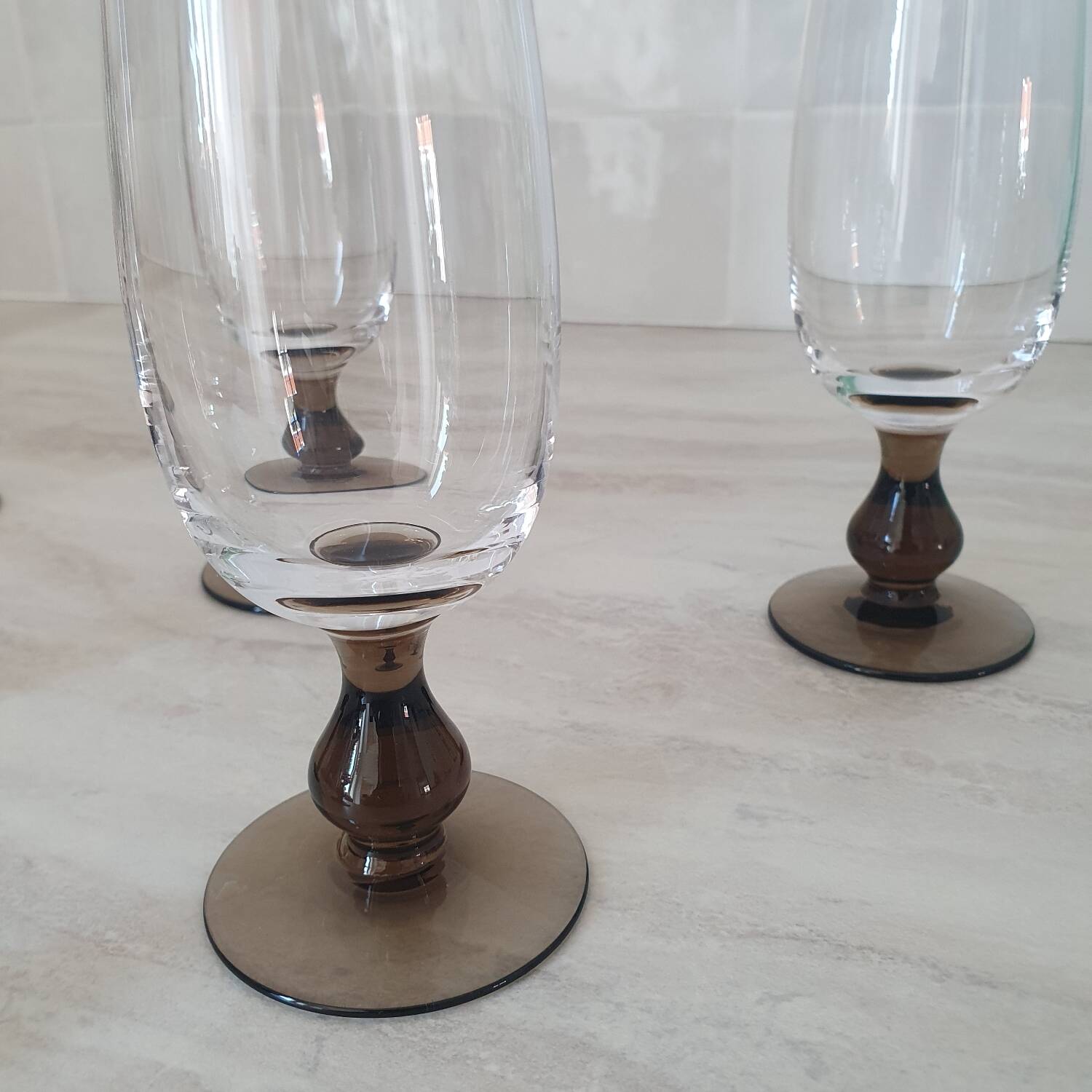Champagne flutes with smoked brown glass feet