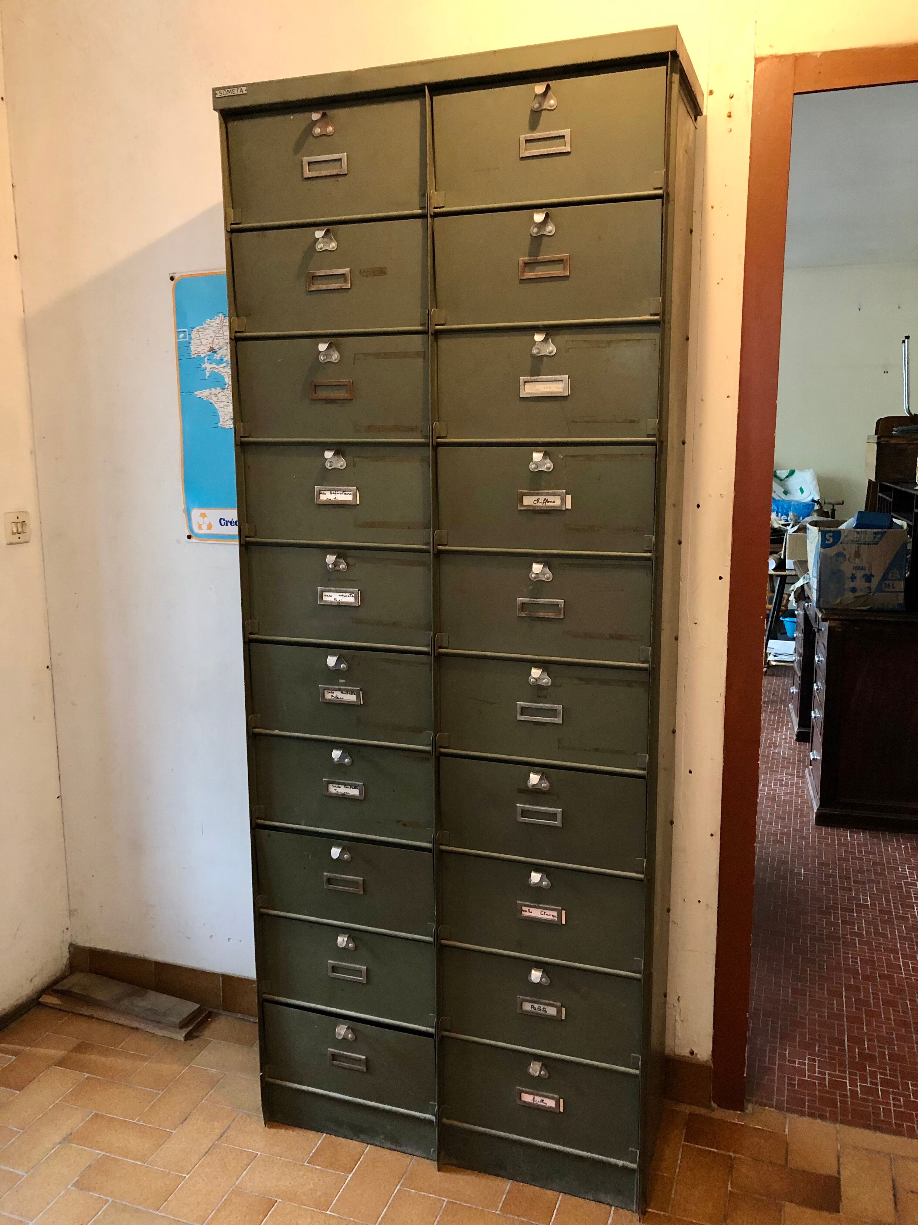 Industrial locker cabinet with valves
