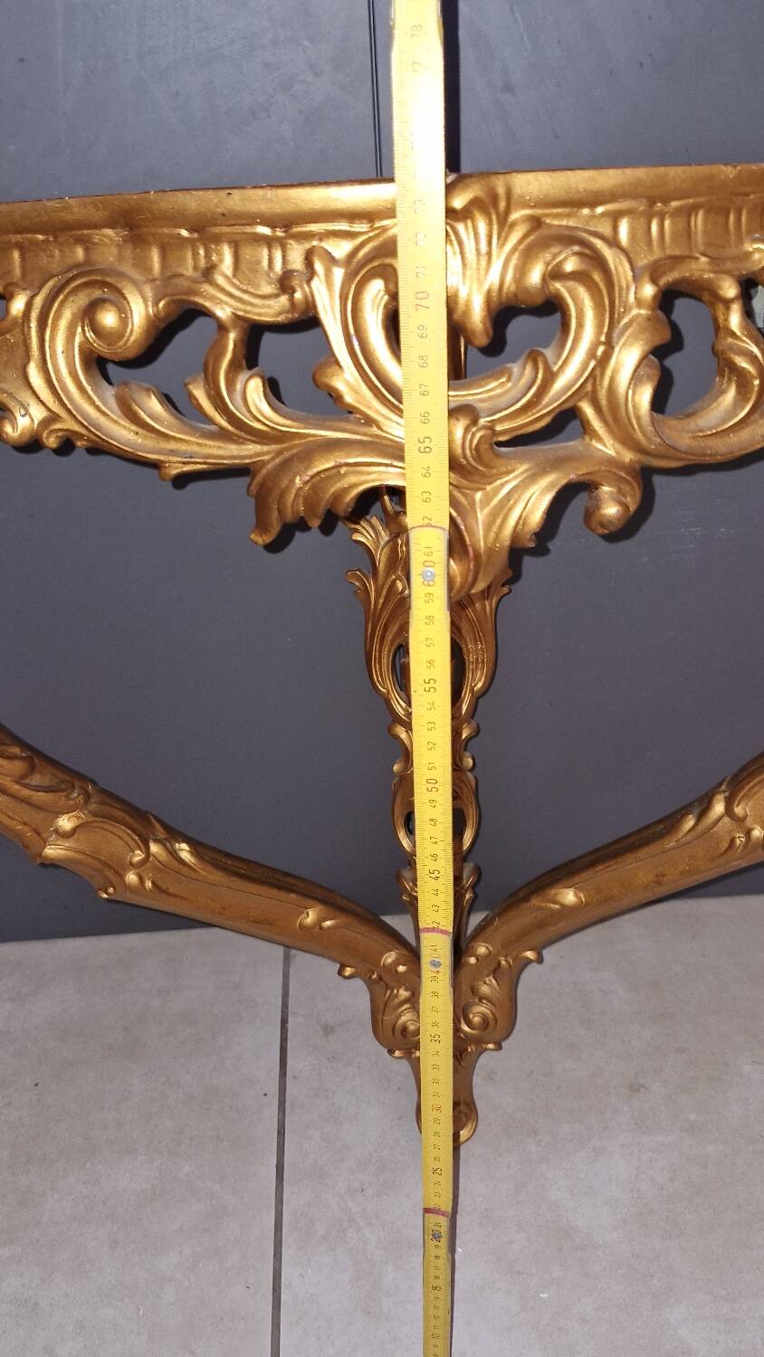 Comode murale doree a la feuille avec plaque de larbre blanc creme