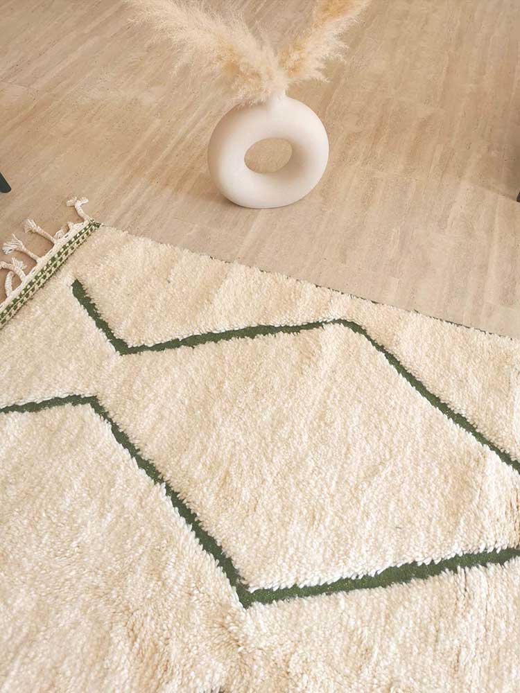 Magnificent Berber carpet Béni Ouarain green and white with diamonds and braided border