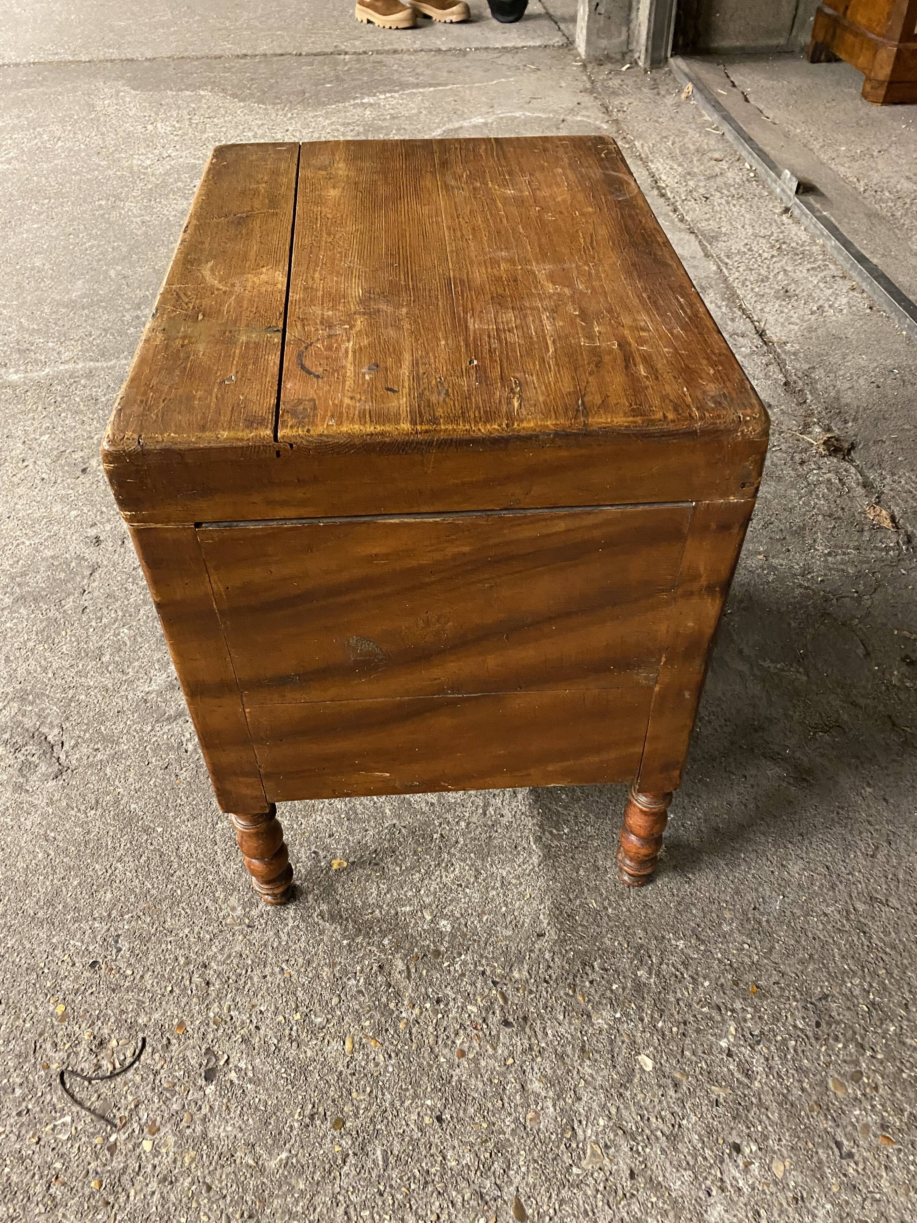 Chest on feet early XX th pine