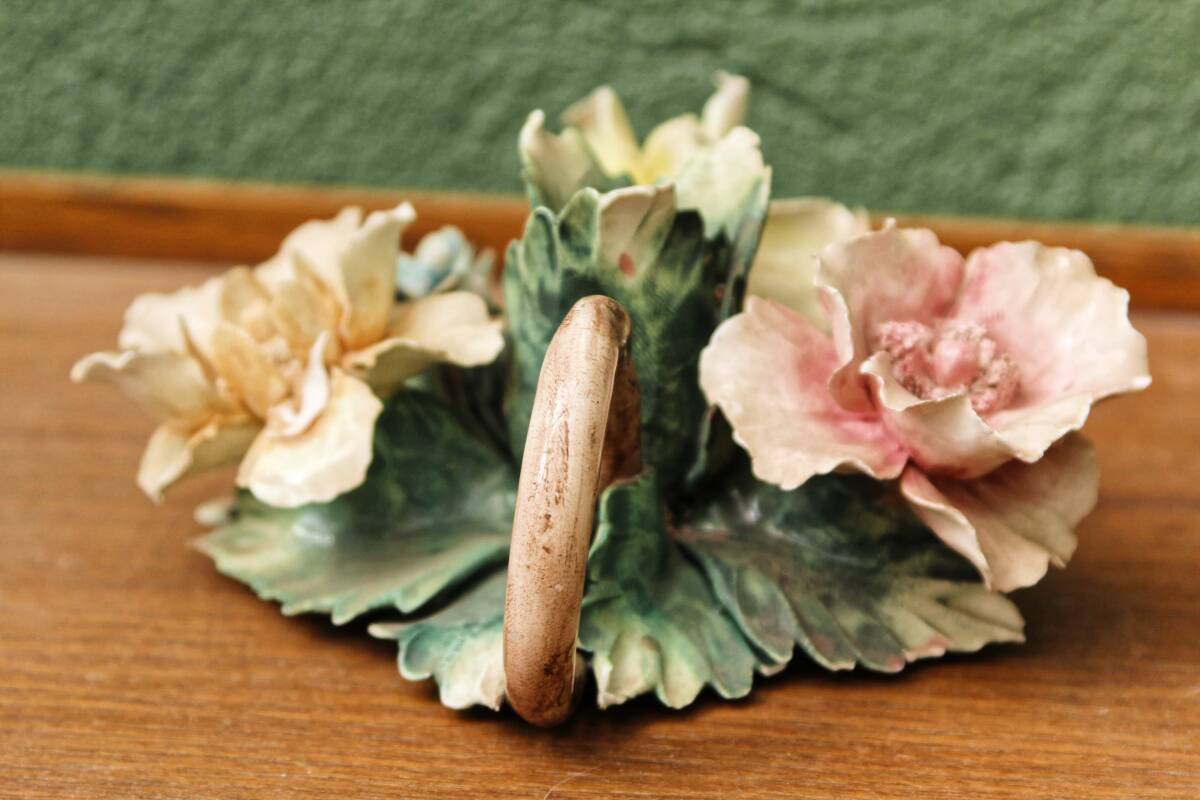 Bougeoir en porcelaine de Capodimonte, roses