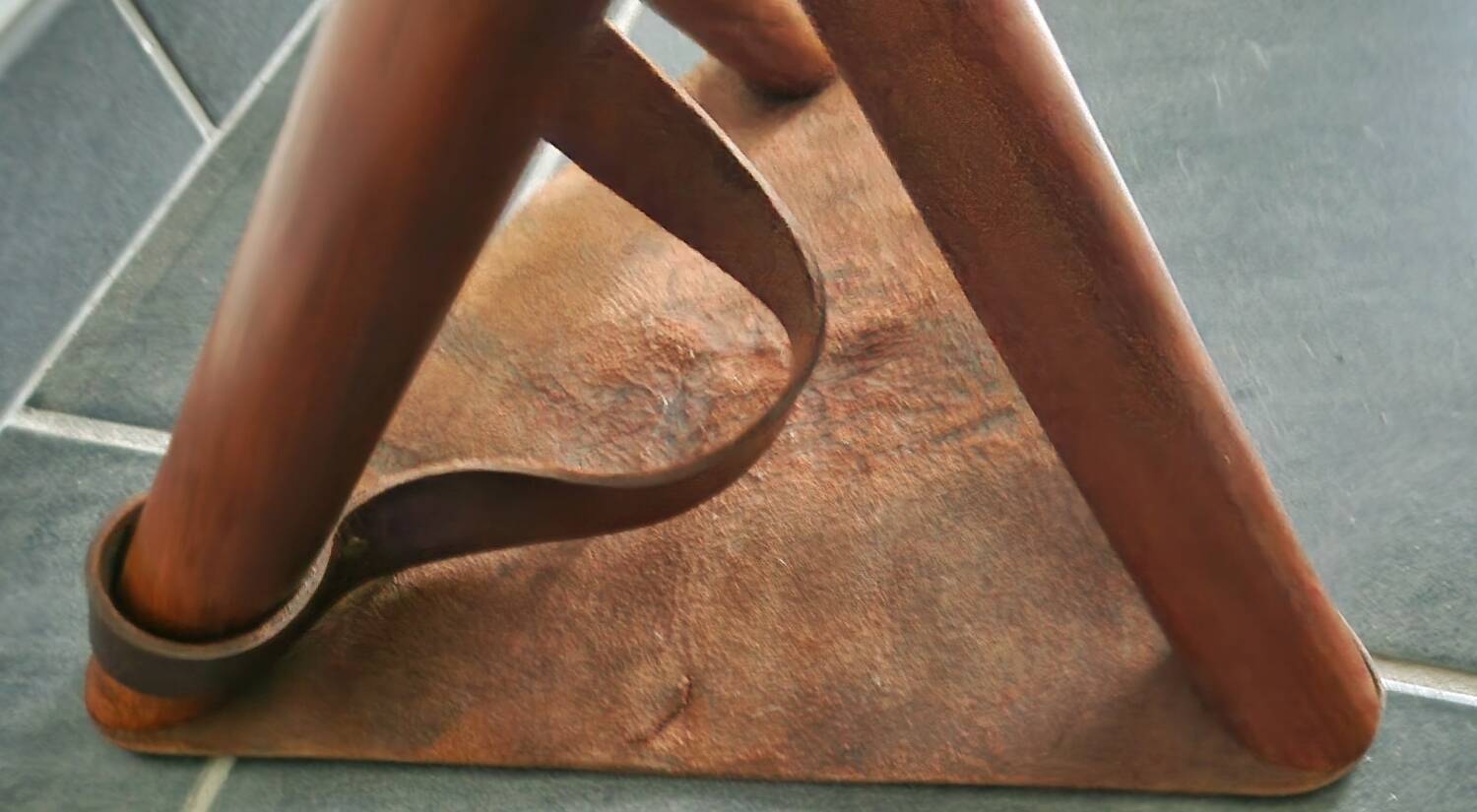 Ensemble de tabourets tripode teck et cuir