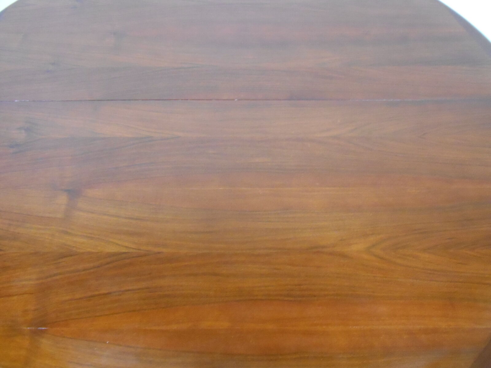 Expandable round teak table