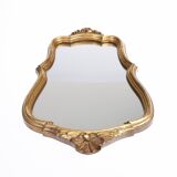 Miroir en bois doré style baroque.
