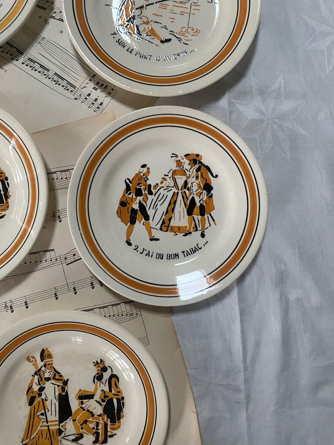 Lot de 8 assiettes comptines en terre de fer Choisy le Roi