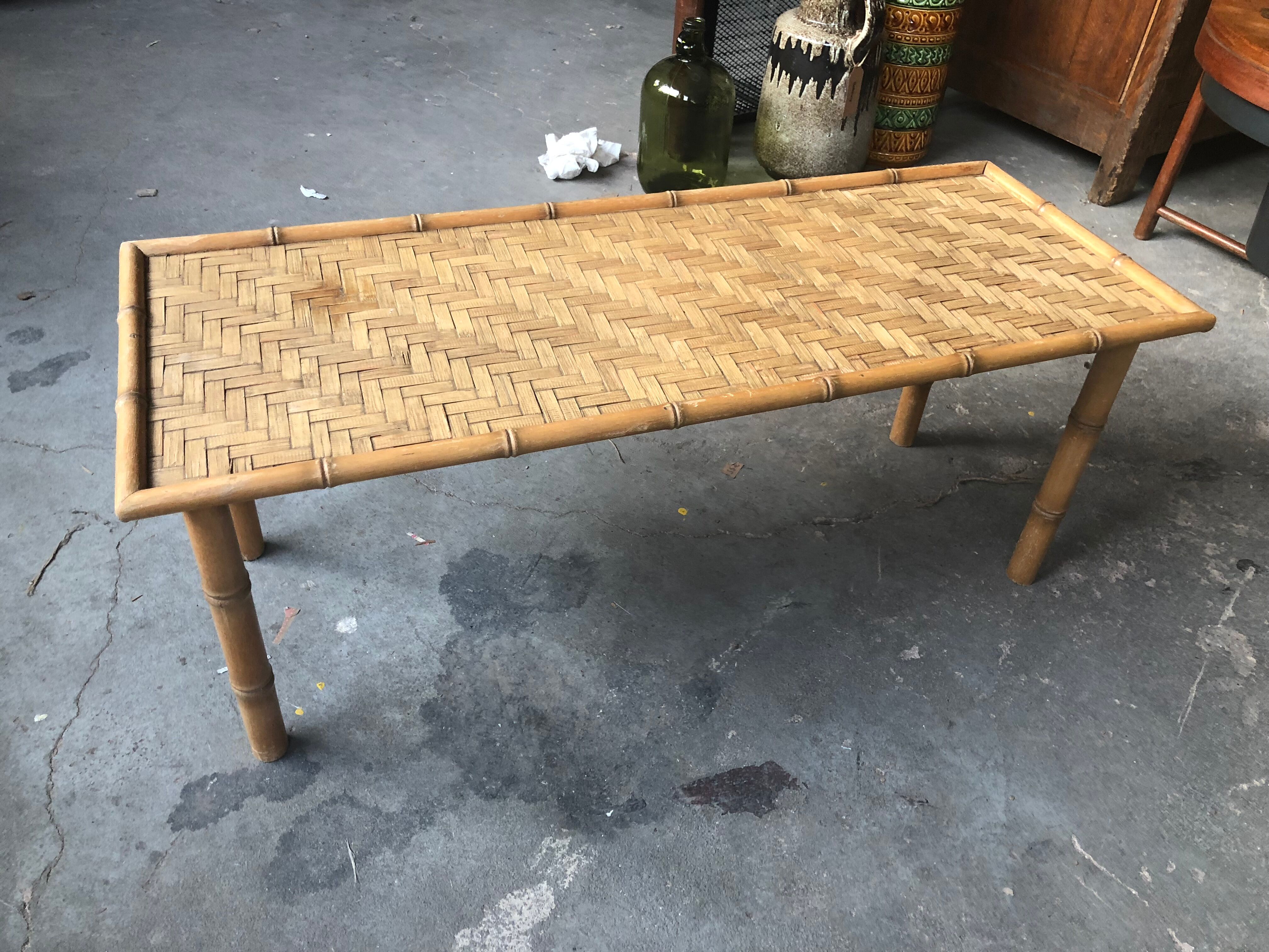 Table basse en rotin vintage