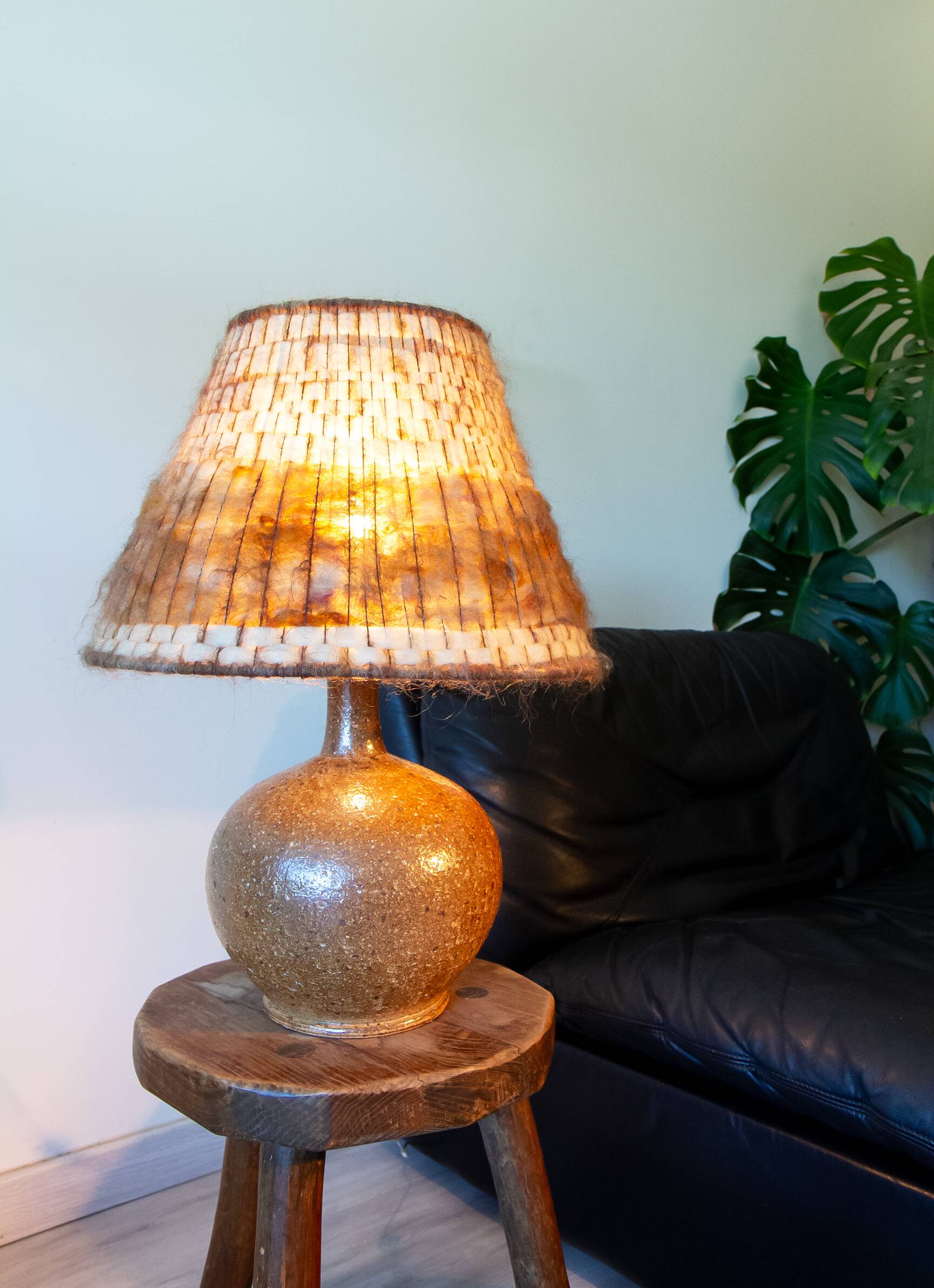 Lampe grés et laine brut, signée Alain Blanchard, 1970