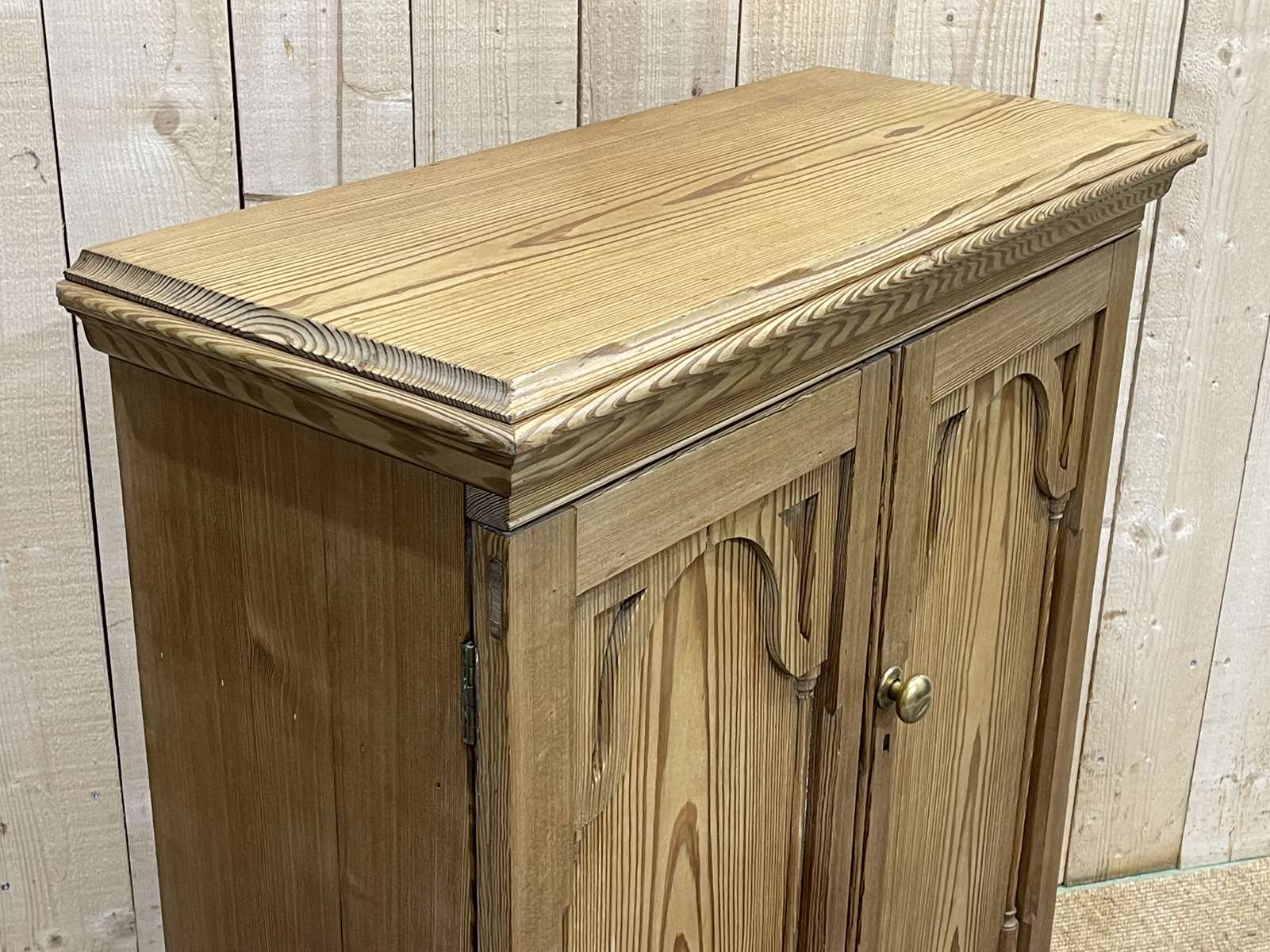English buffet XIXth in pitch pine