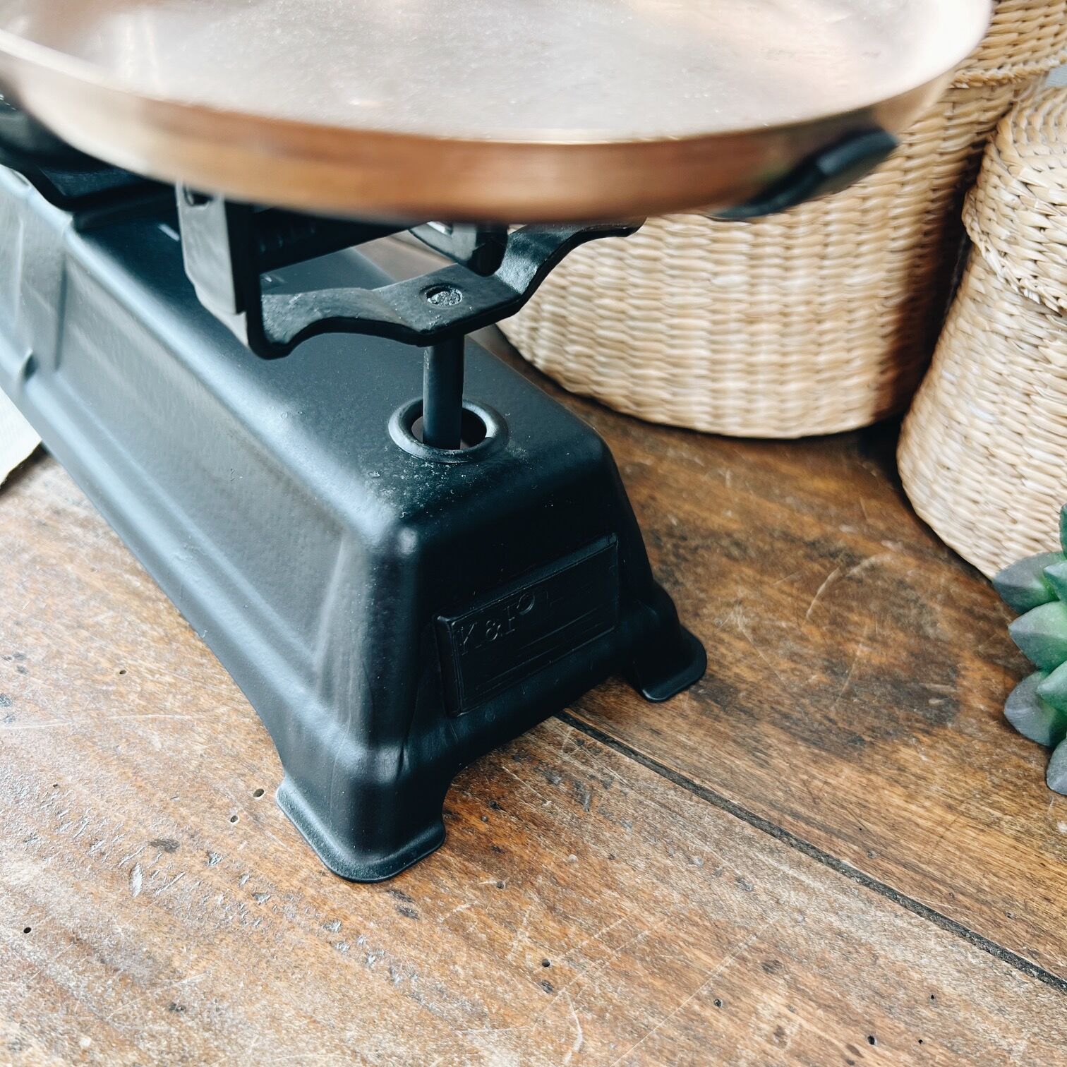Scale 2 kg in brass and metal