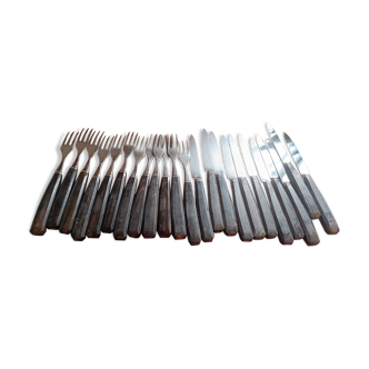 Set of 12 forks and 11 dessert knives from the 1950s. Wooden handles and box.